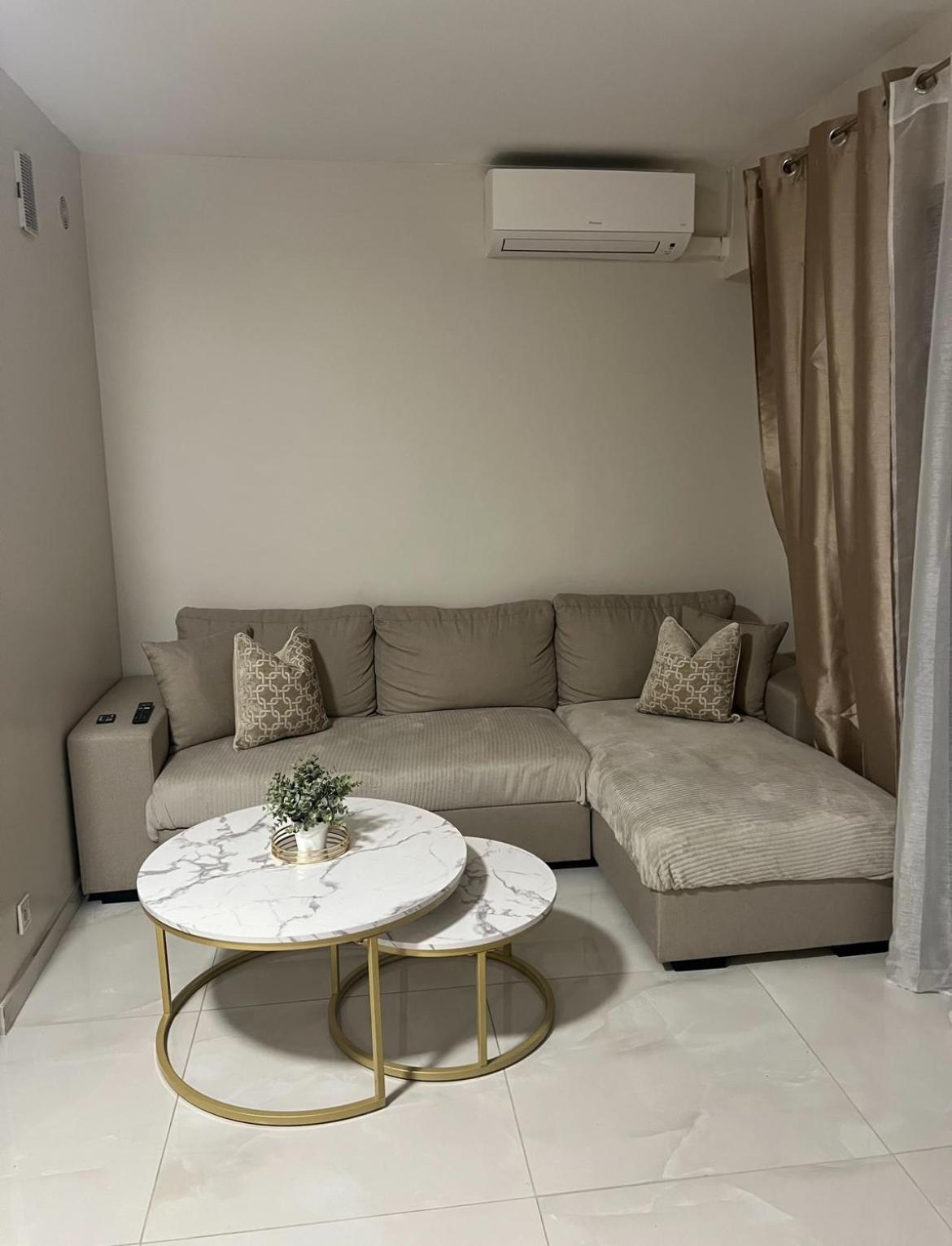 Modern Flat Center *