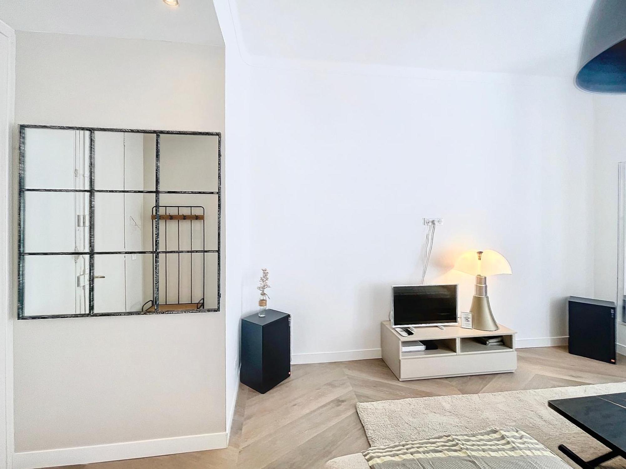 Apartment Vidal: Modern Antibes Near Sncf Station Cannes