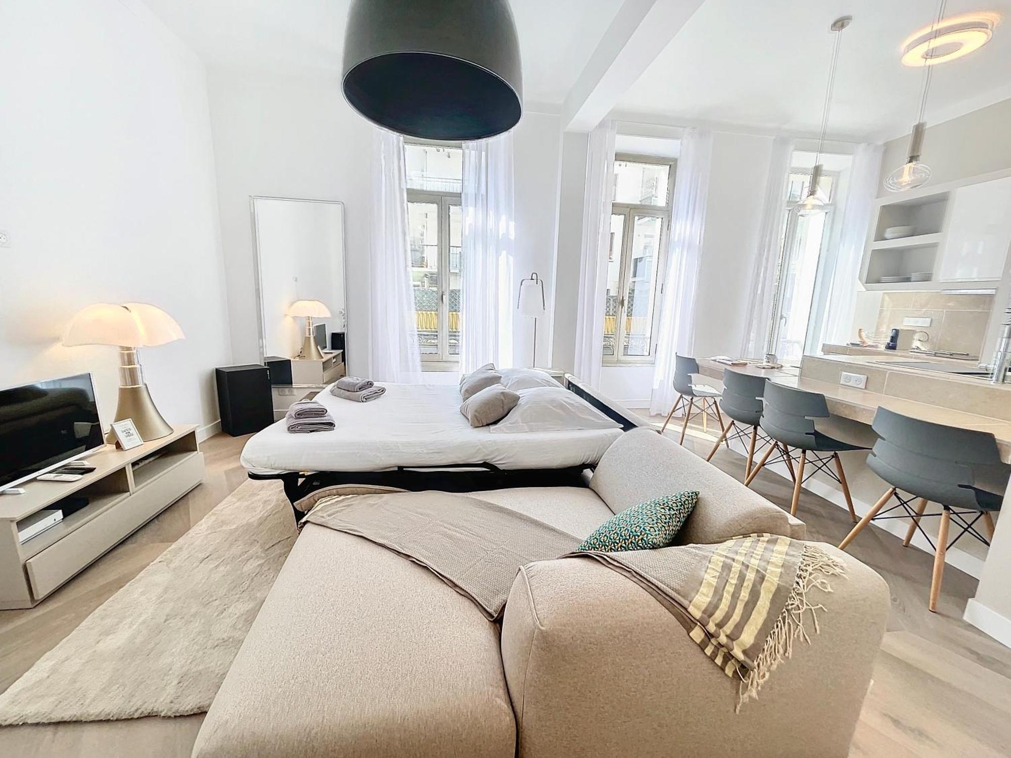 Apartment Vidal: Modern Antibes Near Sncf Station