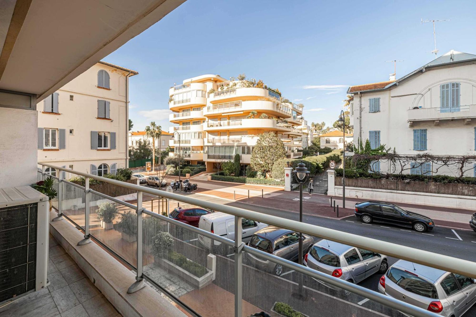 Apartment Charming On Boulevard Alexandre Iii