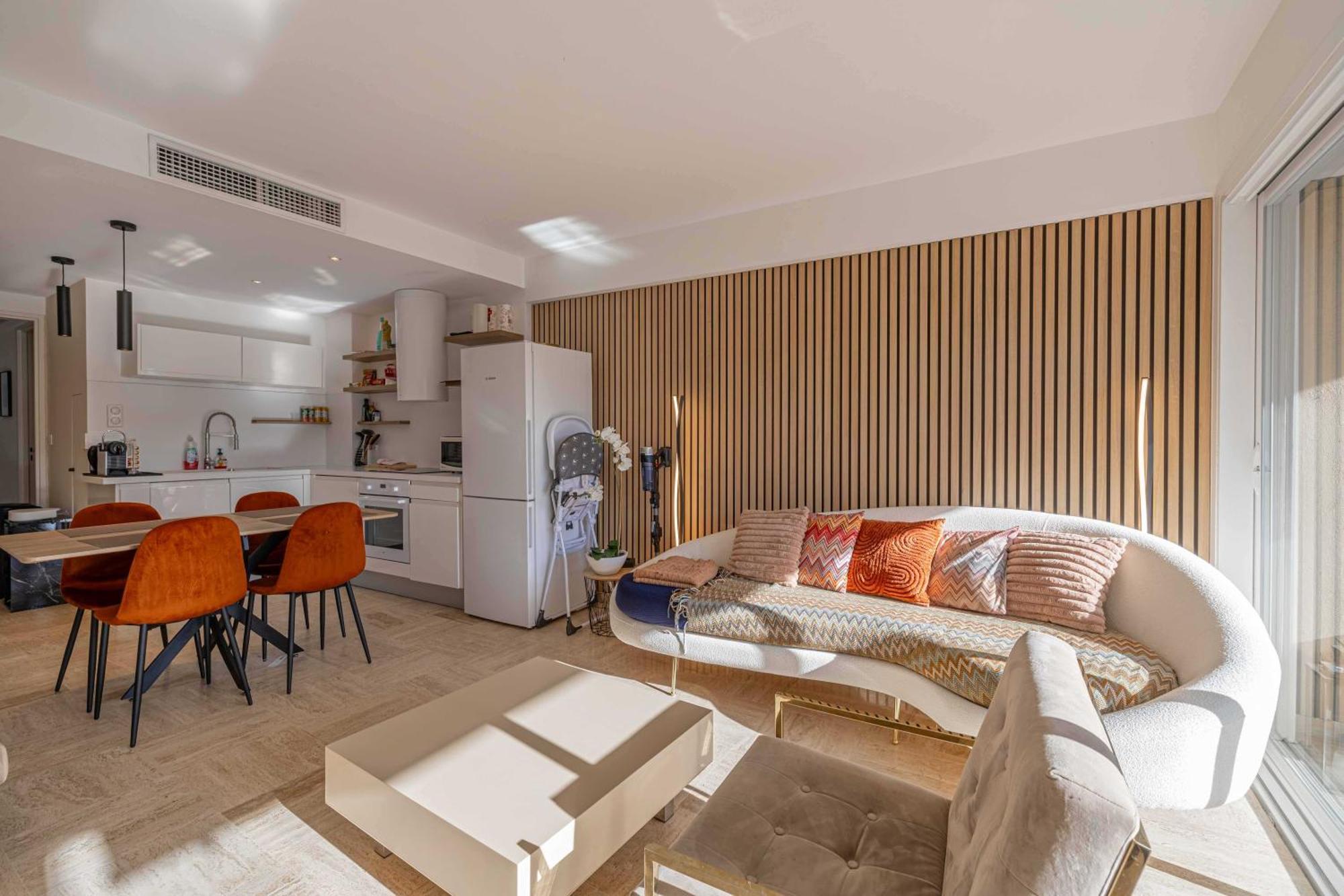 Charming On Boulevard Alexandre Iii Apartment
