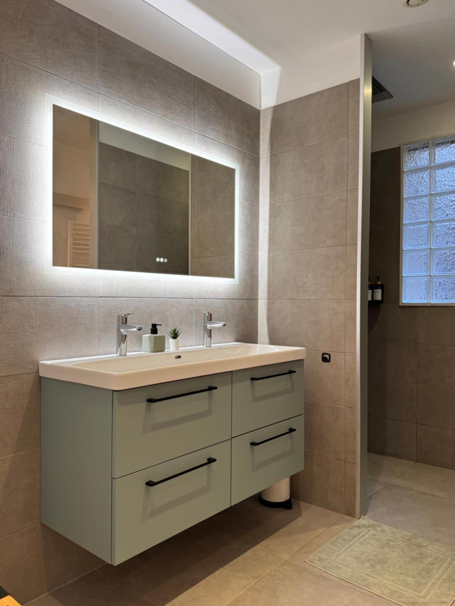 Apartment Design 100sqm Close To Palais And Restaurants