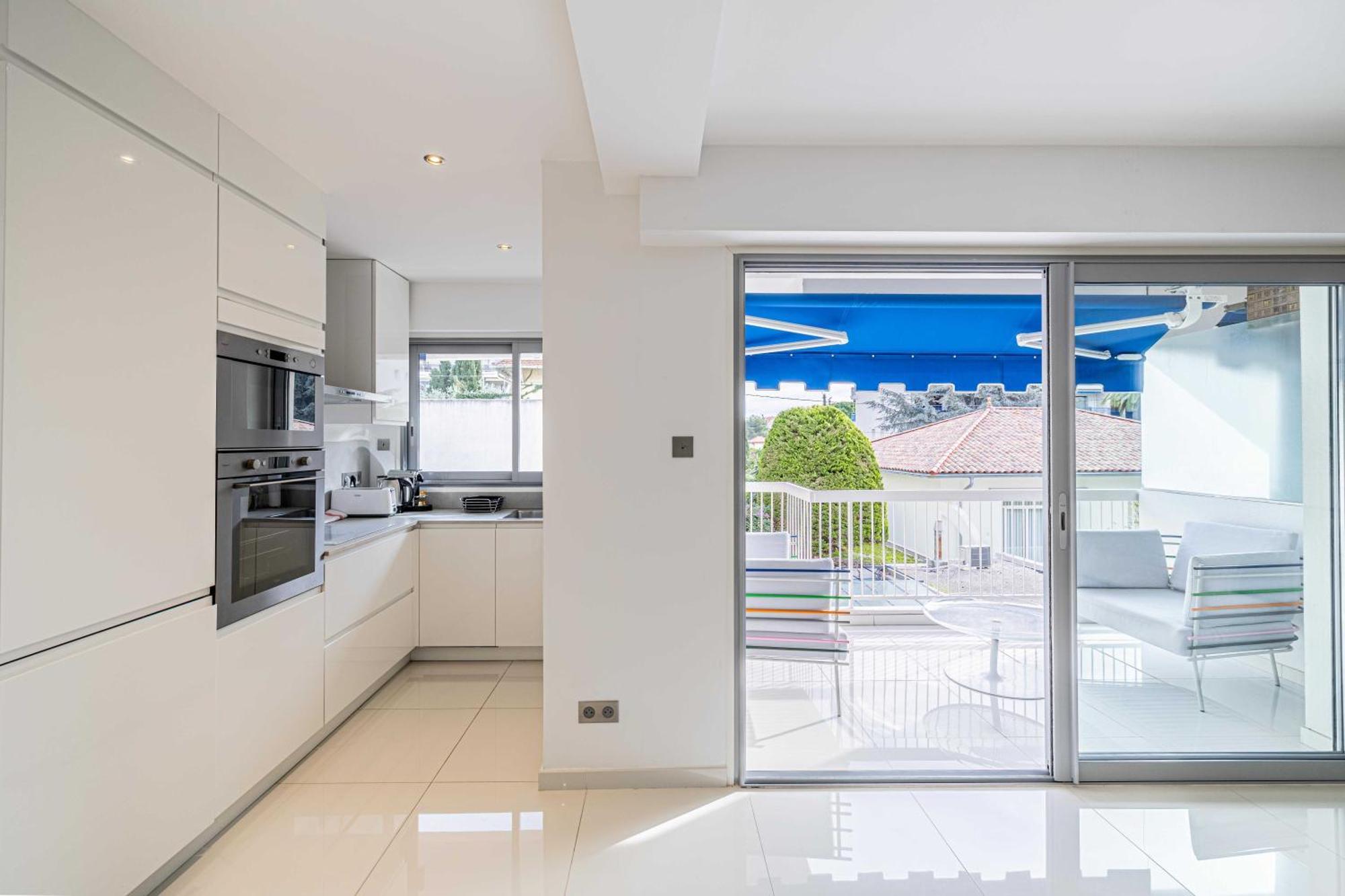 Beautiful With Sunny Terrace Apartment *