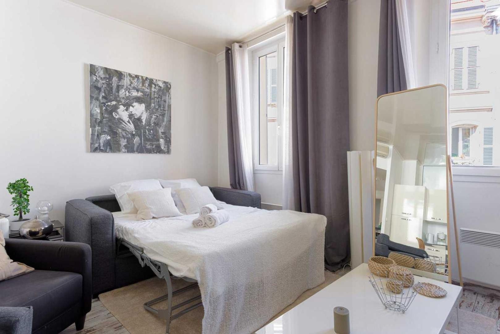Apartment Elegant 2 - Bedroom Flat In *
