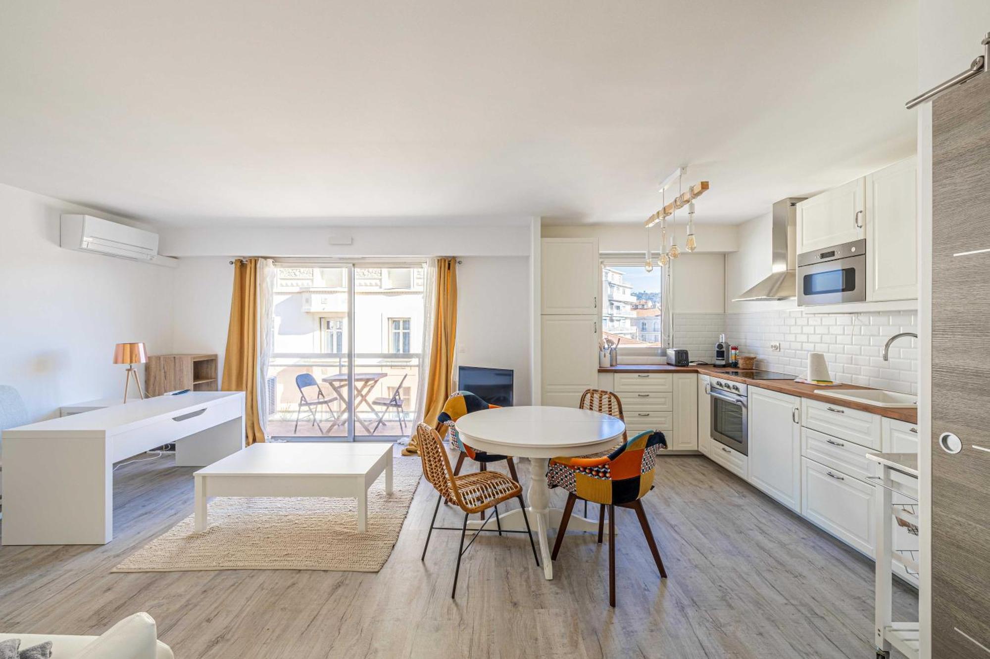 Exceptional Spacious One Bedroom Flat In Apartment