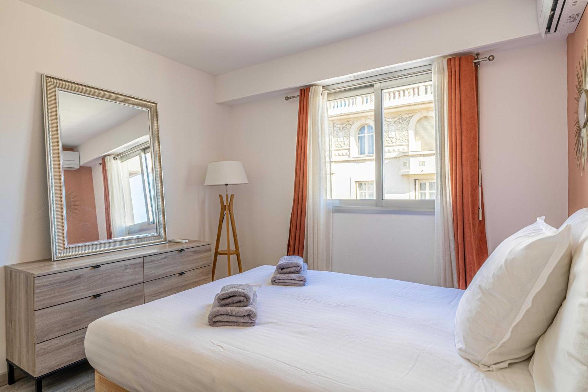 Exceptional Spacious One Bedroom Flat In *