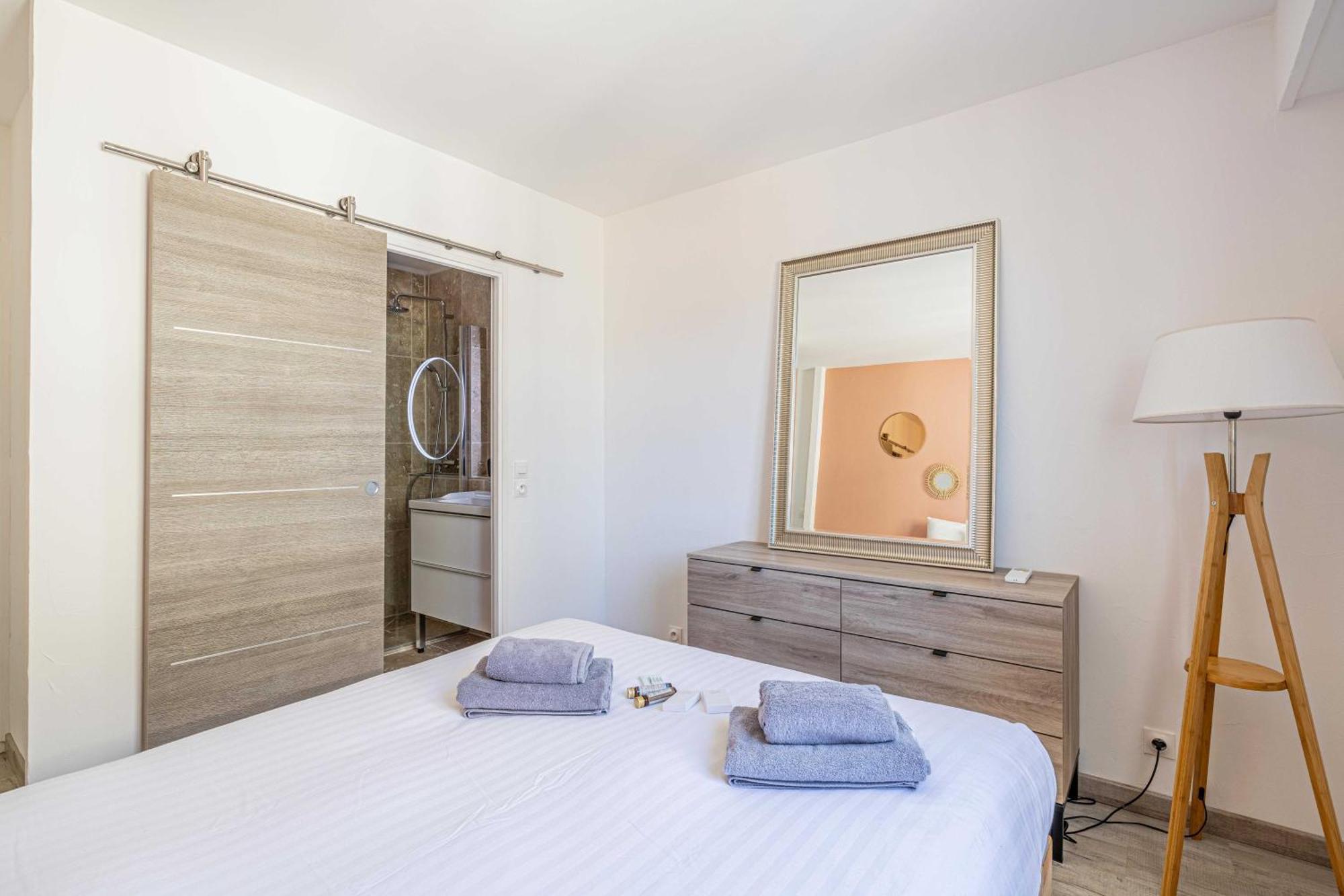 Exceptional Spacious One Bedroom Flat In