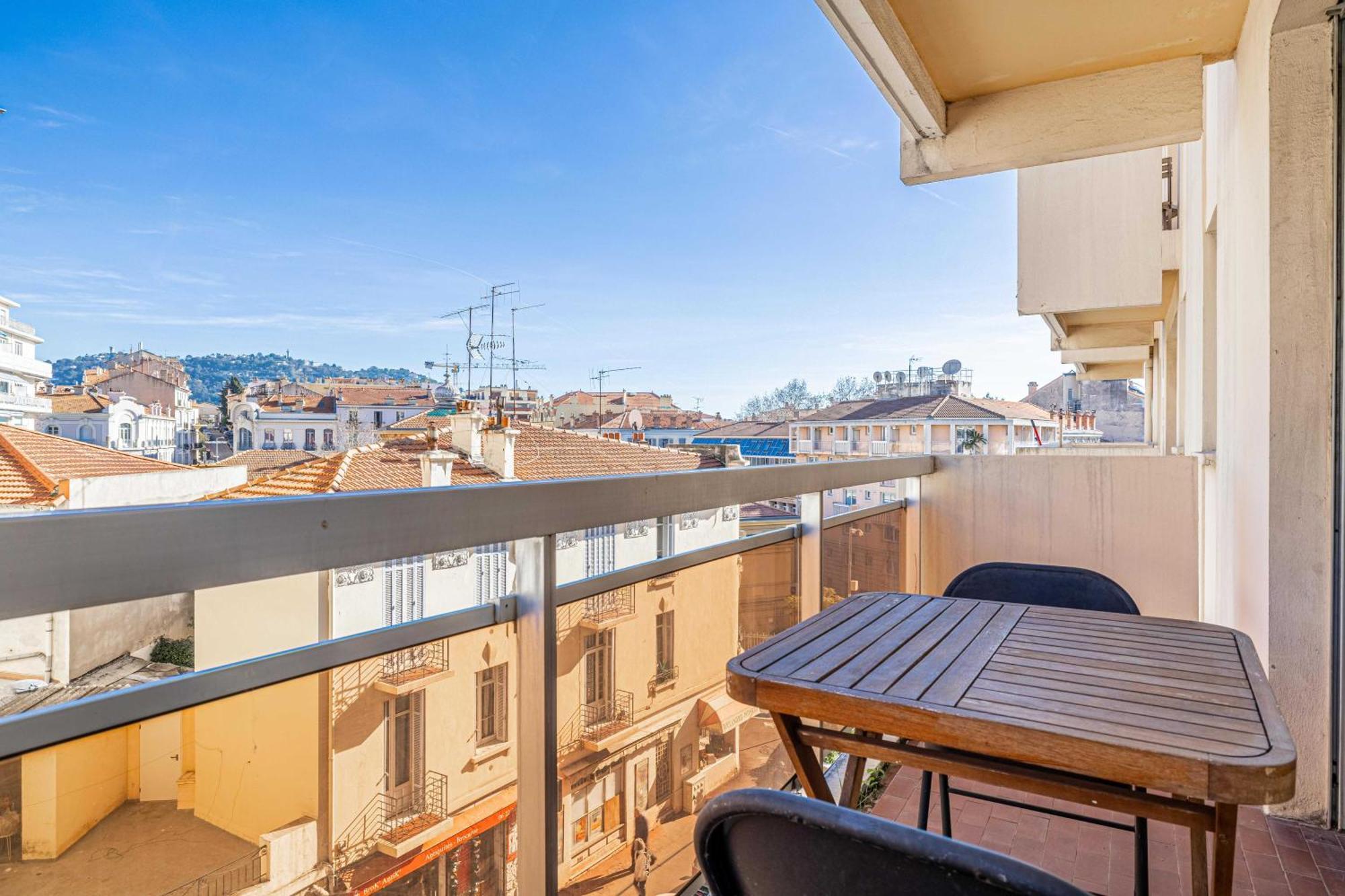 Exceptional Spacious One Bedroom Flat In Apartment