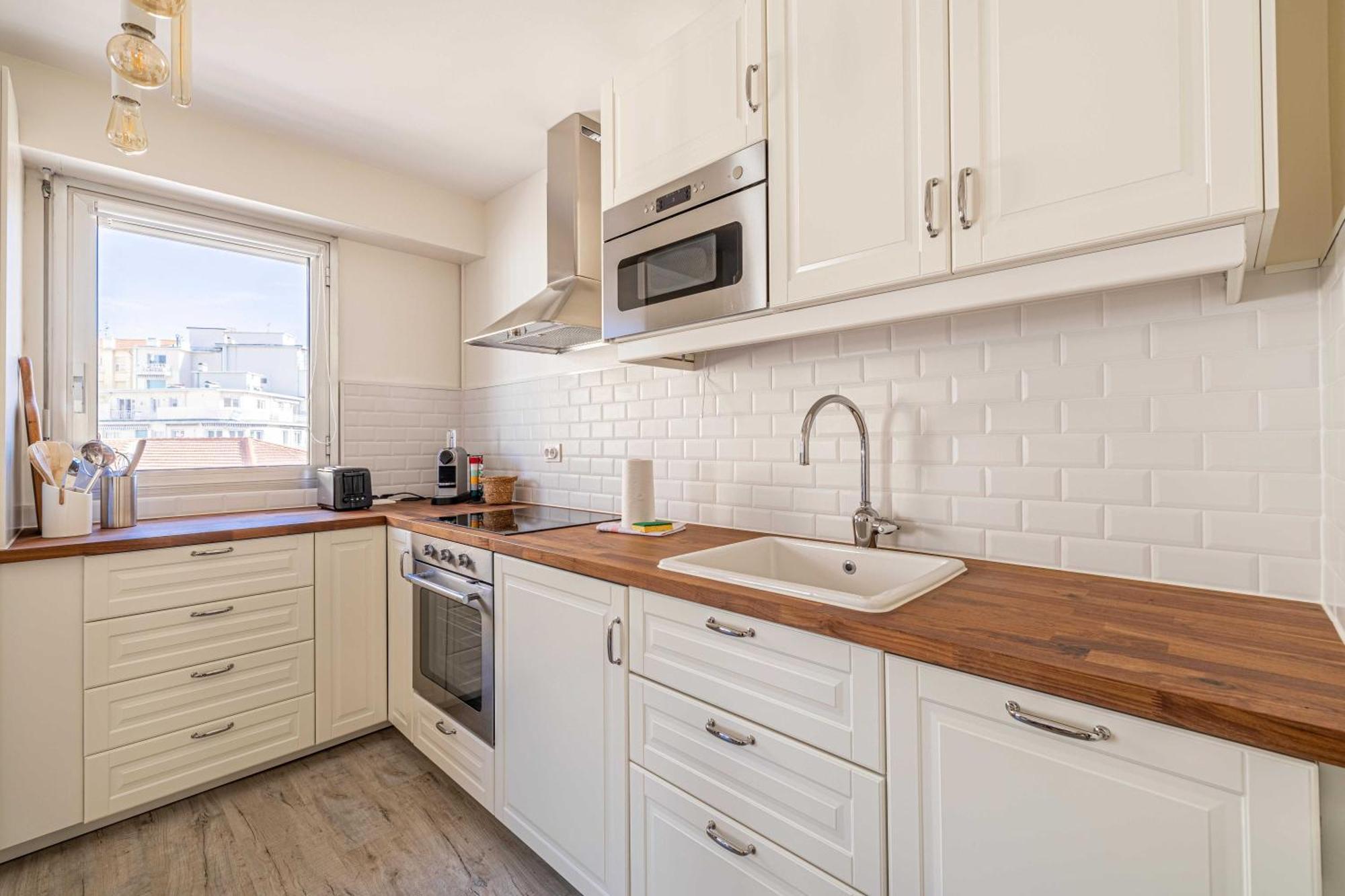 Exceptional Spacious One Bedroom Flat In