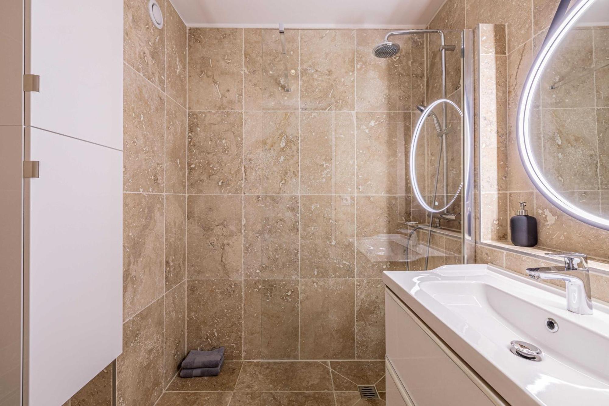Exceptional Spacious One Bedroom Flat In