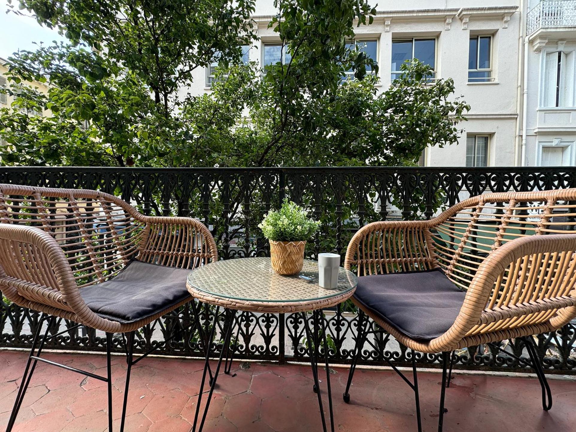 Luxury Family 2br - Prime Location, Walk To & Shopping, Sunny Balcony - Totolulu Hoche * Cannes