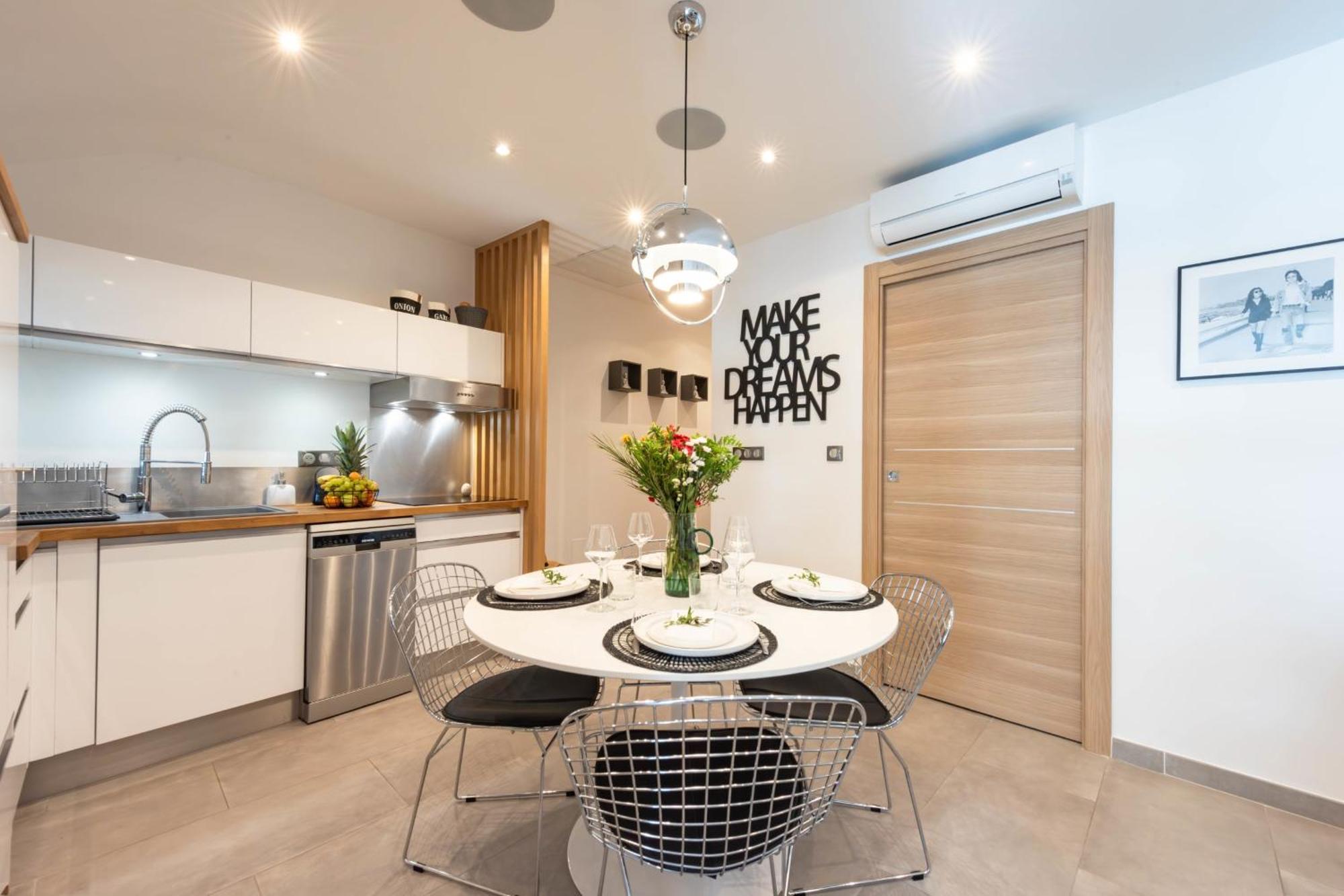 Cozy 2-br 1 Min From The Beaches Cannes