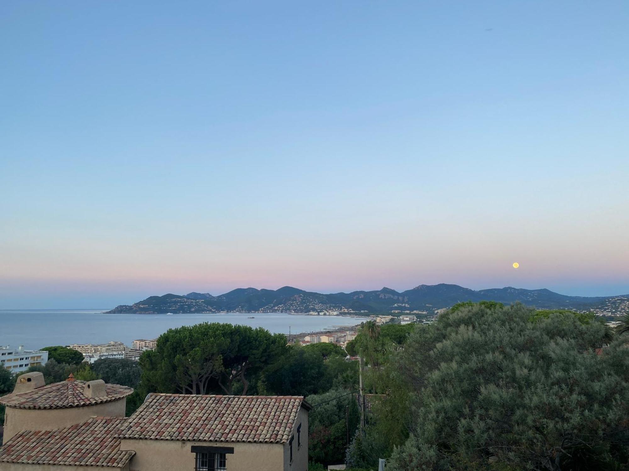 Charming Villa-appartement With A View On The Sea Of 95 M2 *