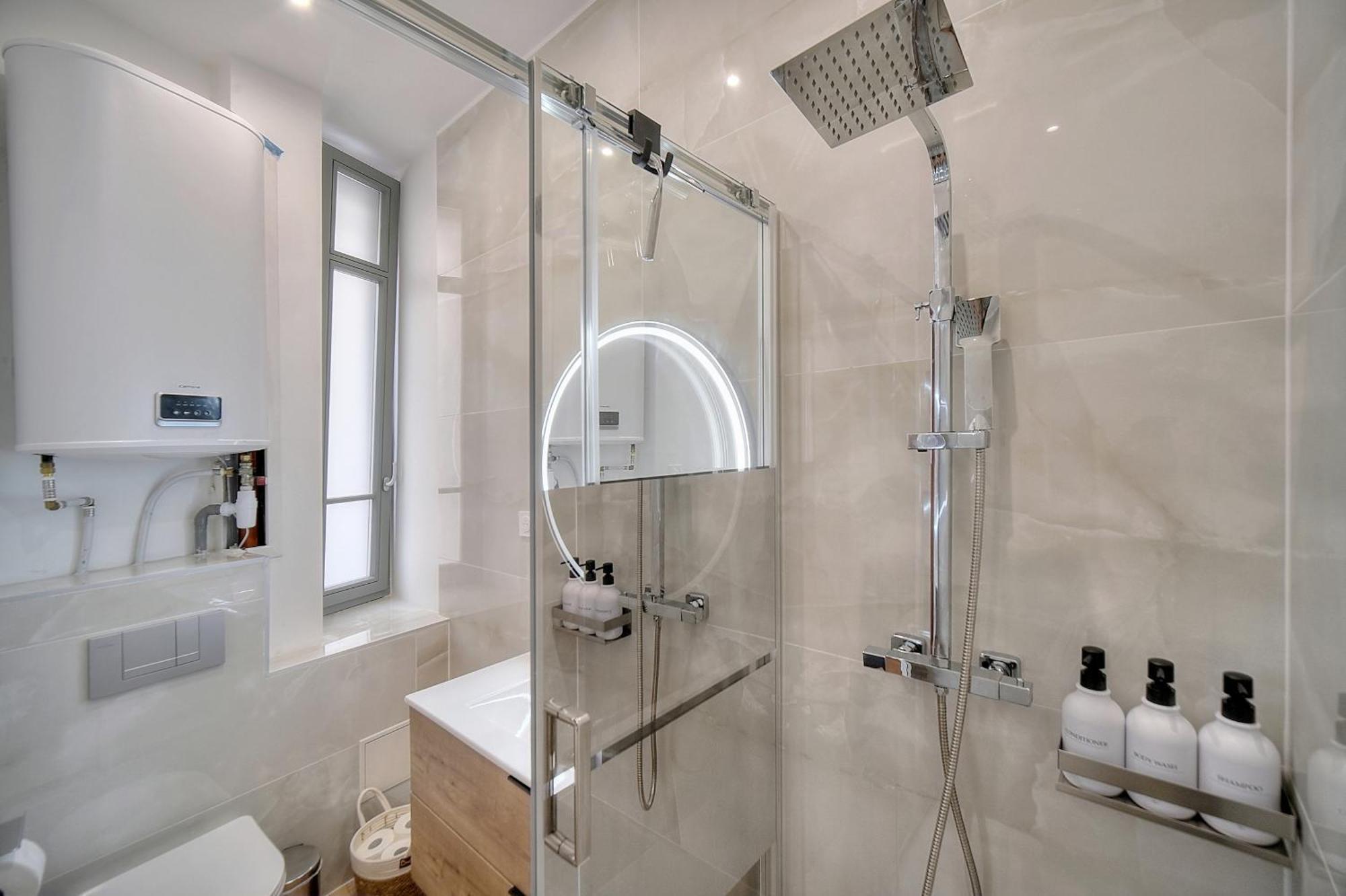 Apartment New 2 Bed 2 Bath Ac Palais 8 Min Walk *