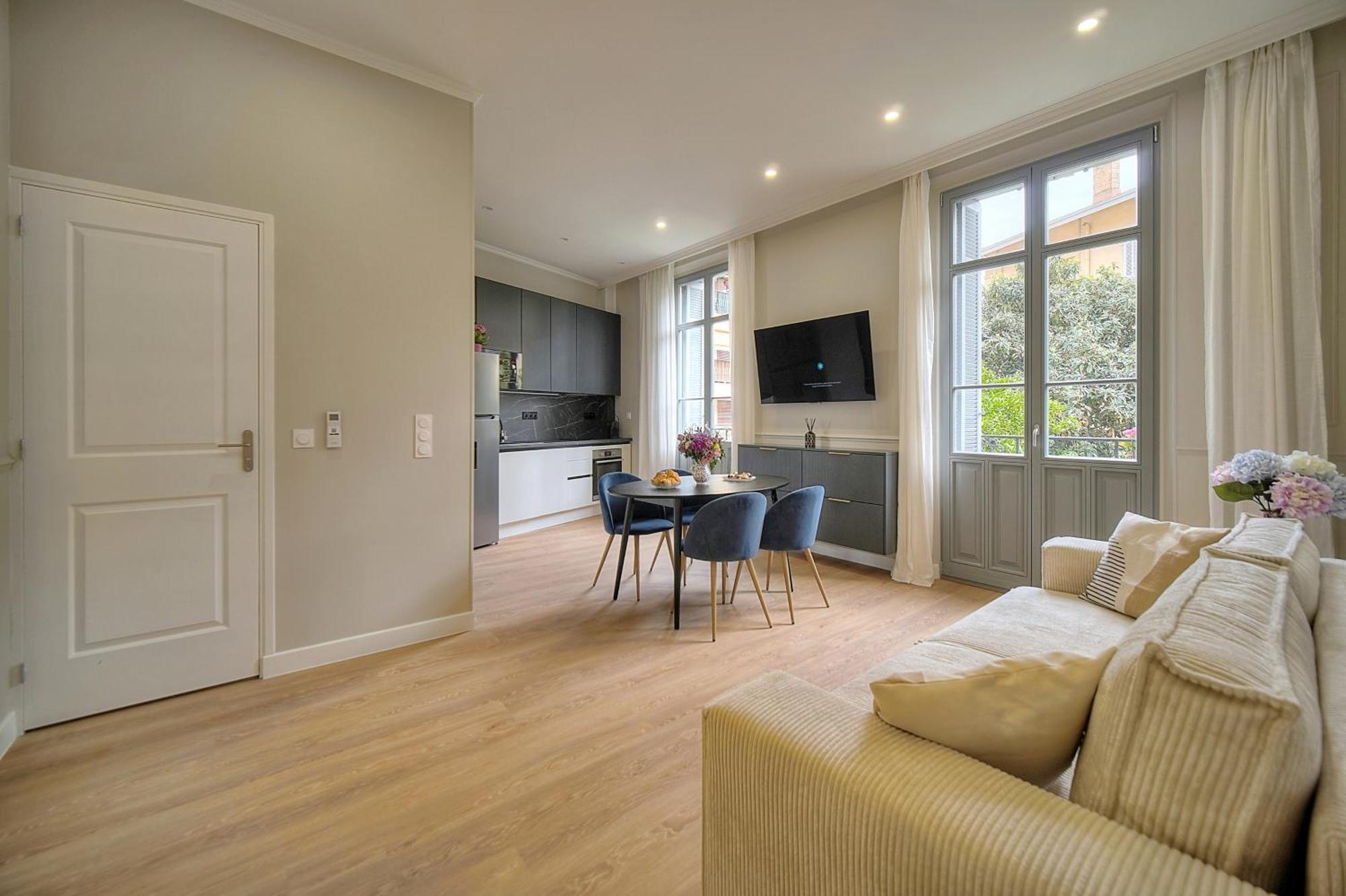 New 2 Bed 2 Bath Ac Palais 8 Min Walk *
