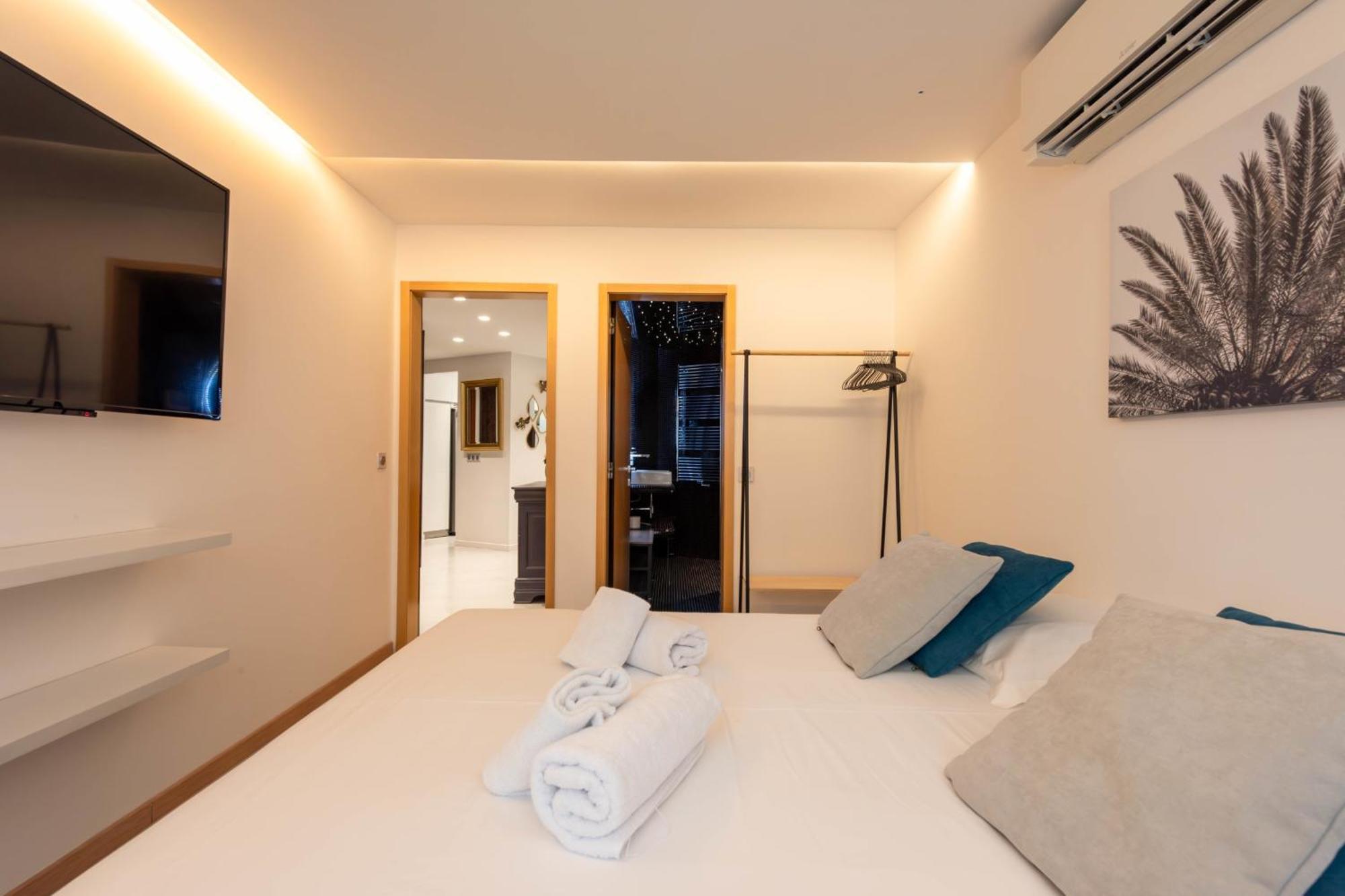 Rare! 2-br With Pools Access Private Parking Apartment *