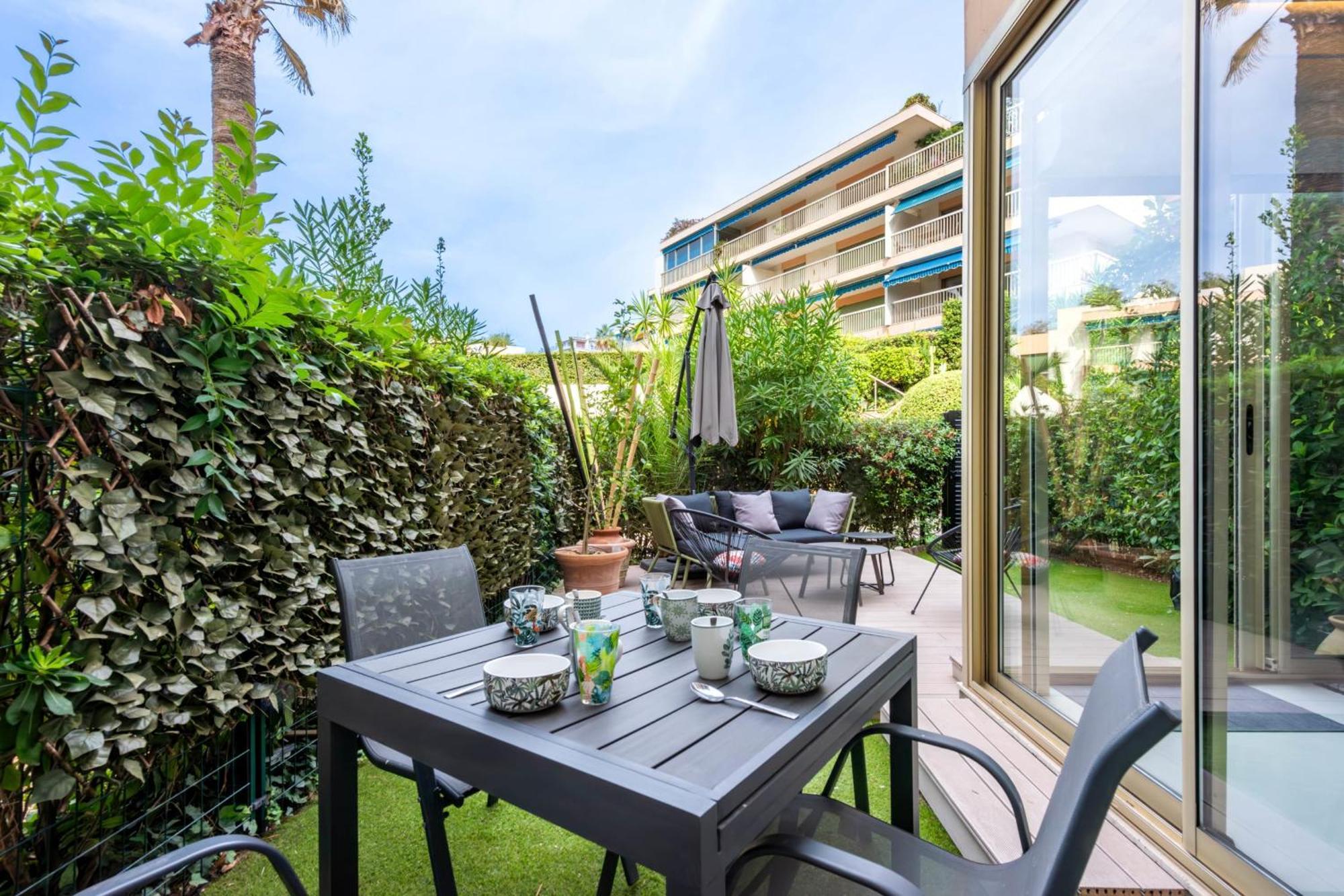 Rare! 2-br With Pools Access Private Parking Apartment *