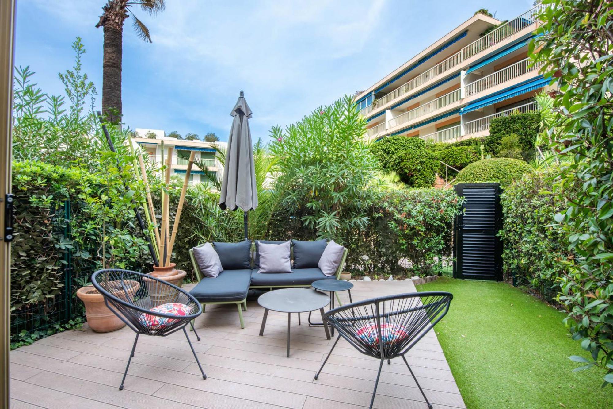 Rare! 2-br With Pools Access Private Parking *