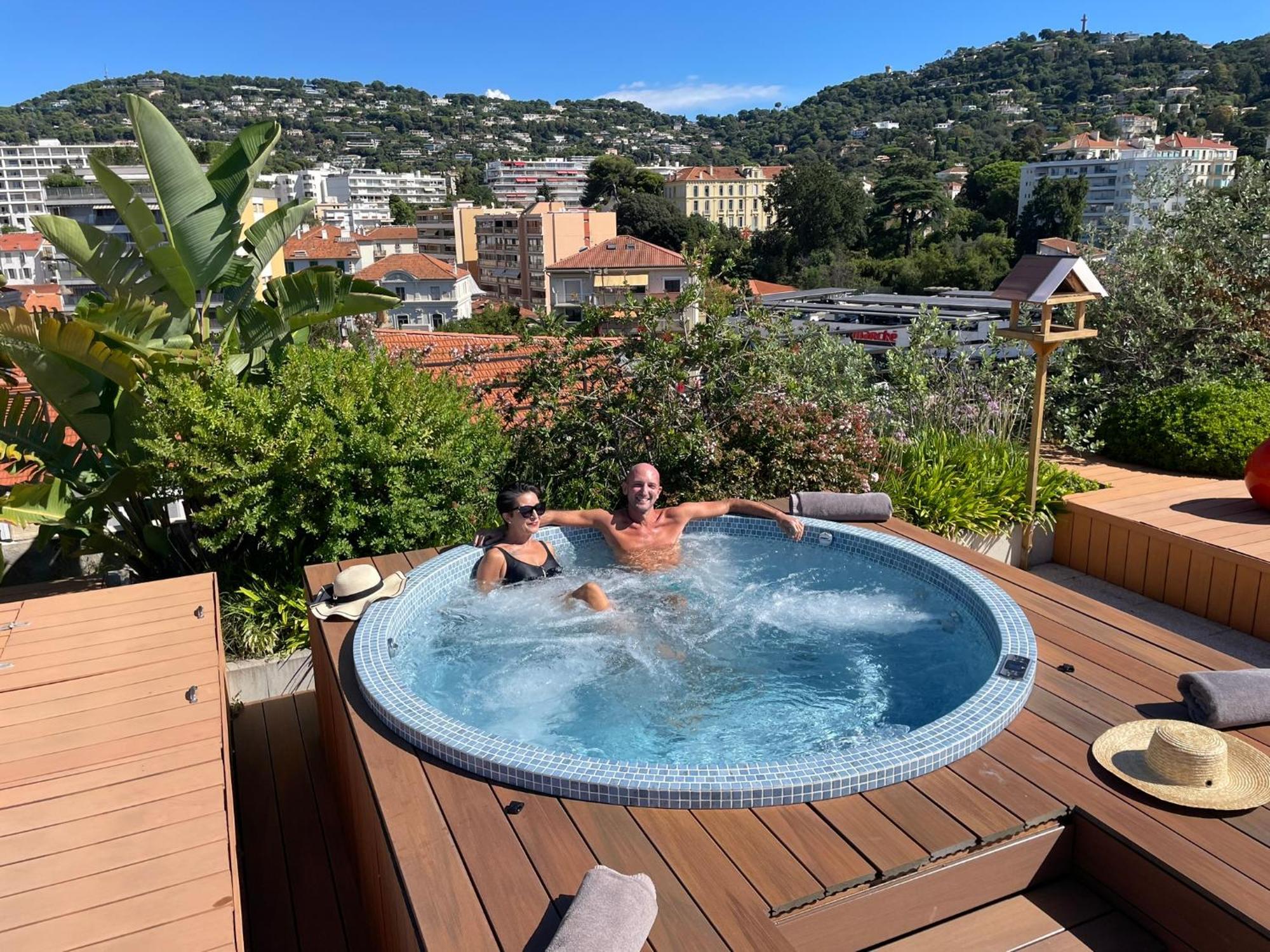 Western Premier Le Patio Des Artistes Wellness Jacuzzi