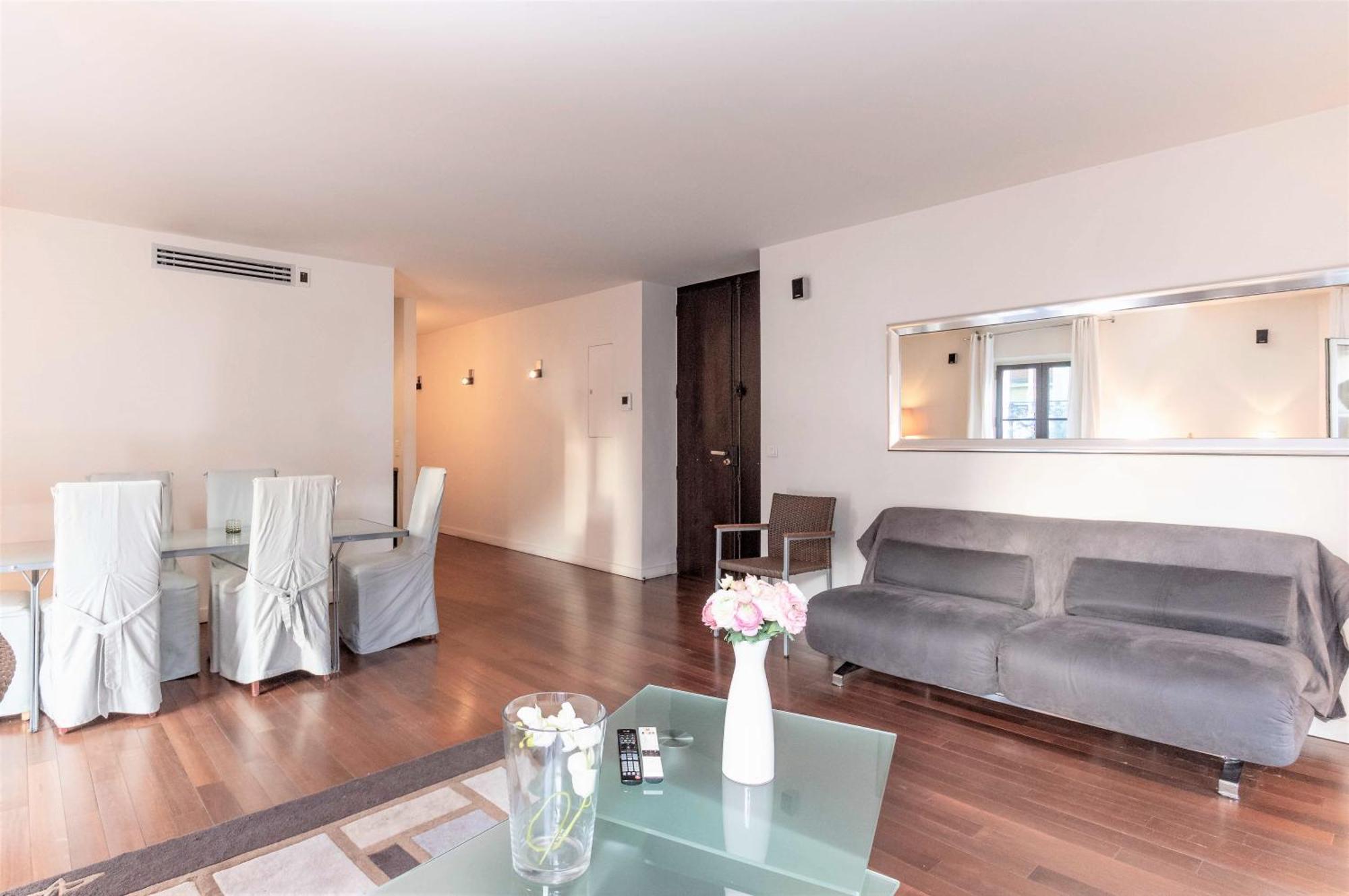 Gray D'albion 2 Bdr Apartment *