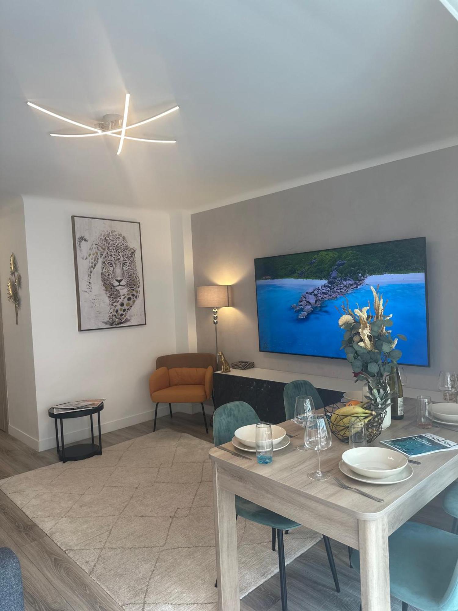 Apartment T3appartement De Luxe Croisette En Face De La Martinez 80m2
