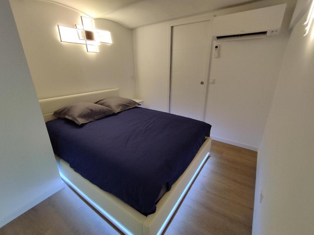 Apartment Ii *