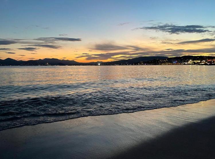 Directly On The Sea Cannes