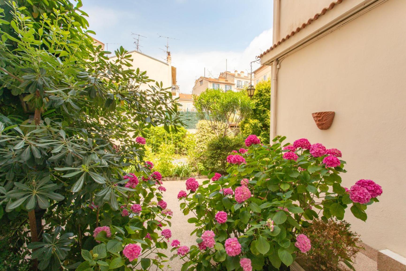 Holidays - Charmant, Authentique, 3 Chambres, Calme, Palais & Apartment Cannes
