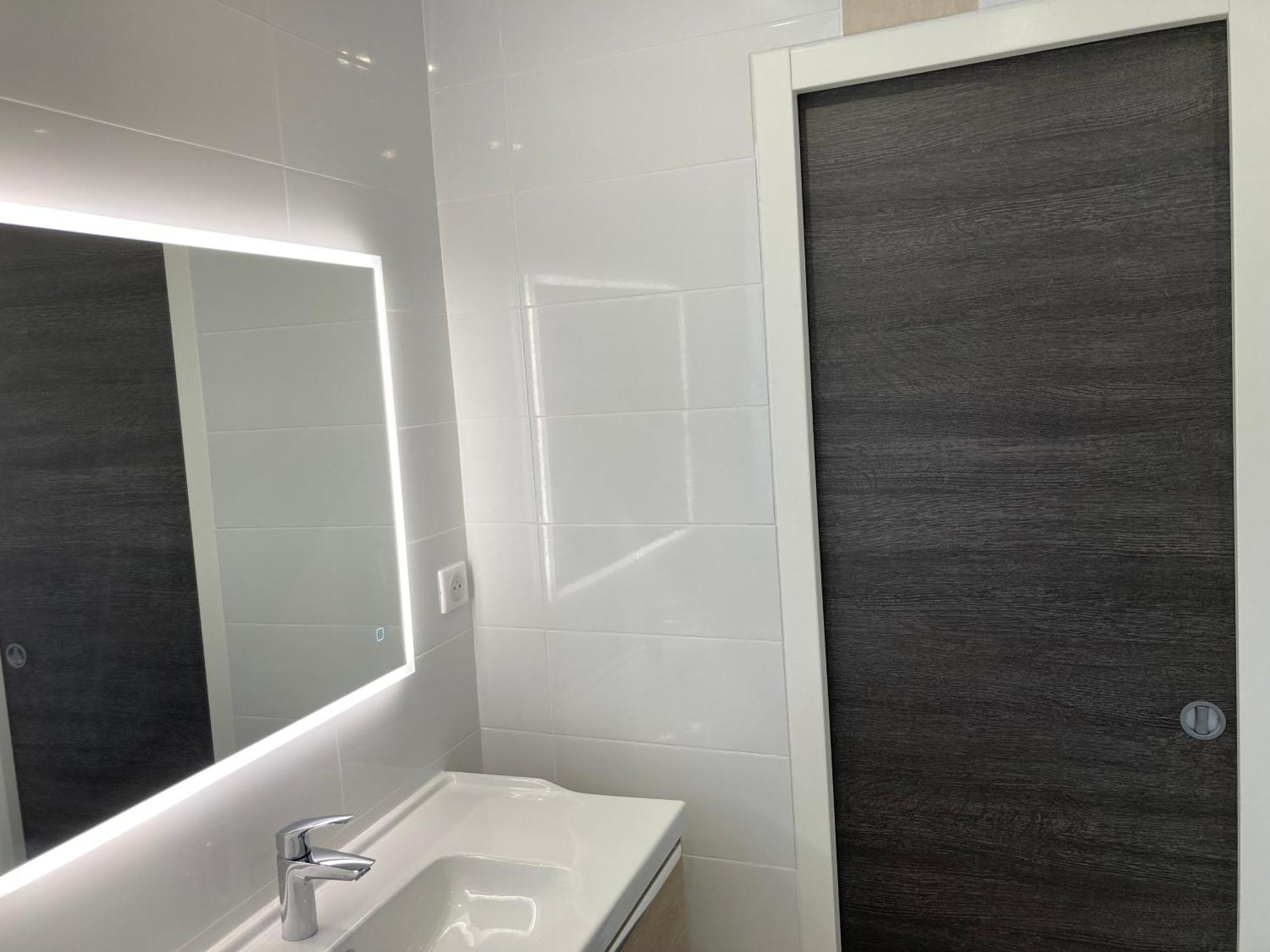 Parentale , Salle De Bain Privee, Acces Plages & Vue Du Salon Dans Partage Privatunterkunft *