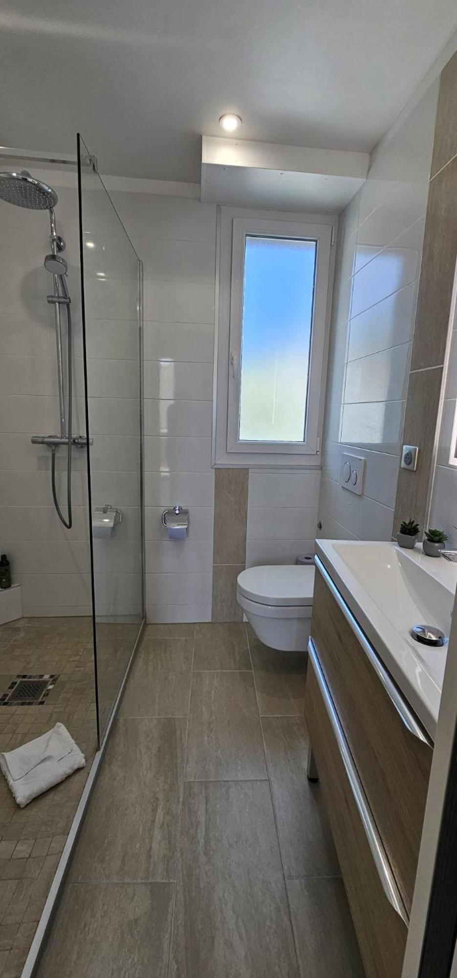 & Salle De Bain Privative ,bord De Mer, Vue Cannes