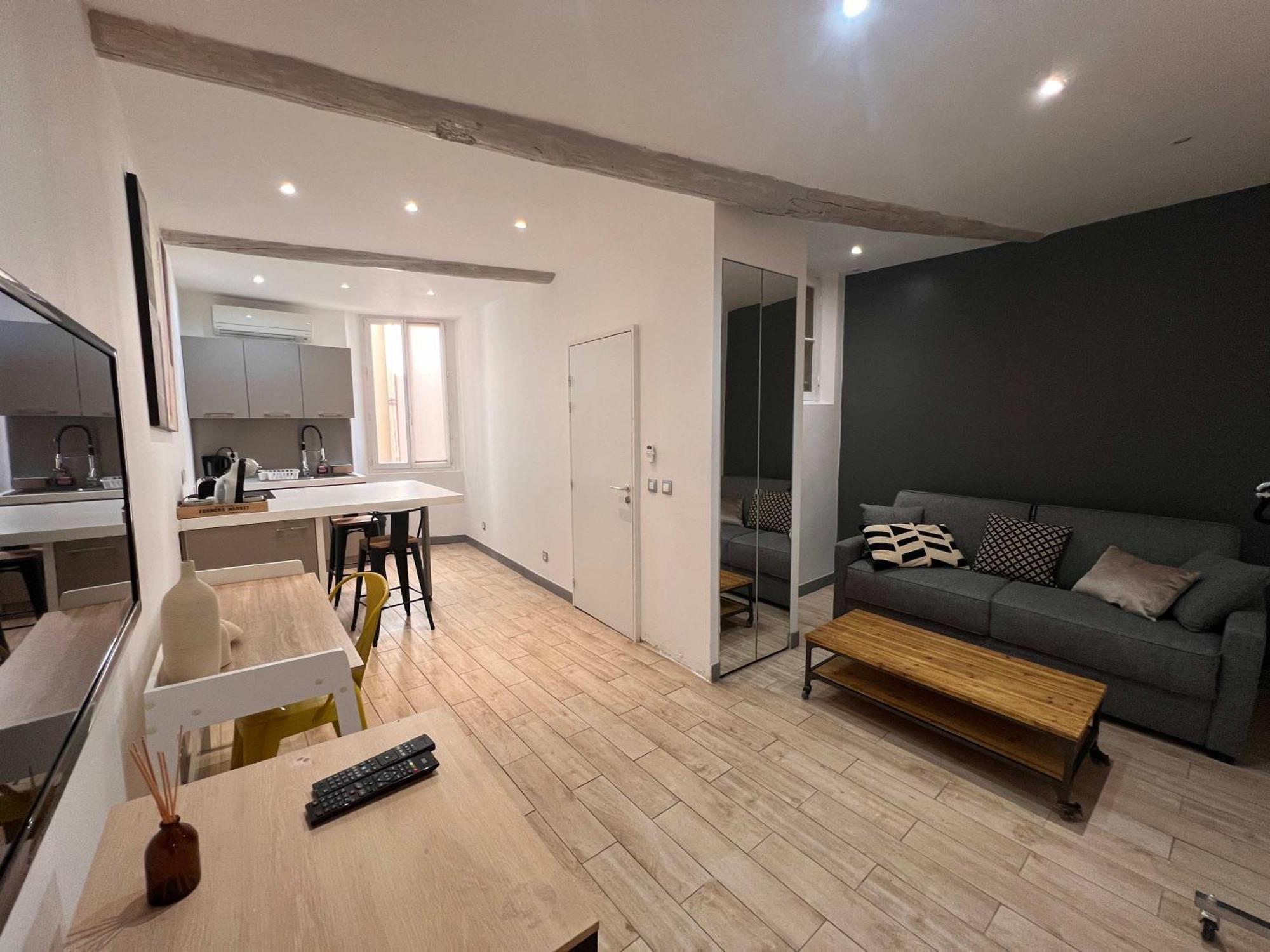 B032 Grand Au Marche Forville * Cannes
