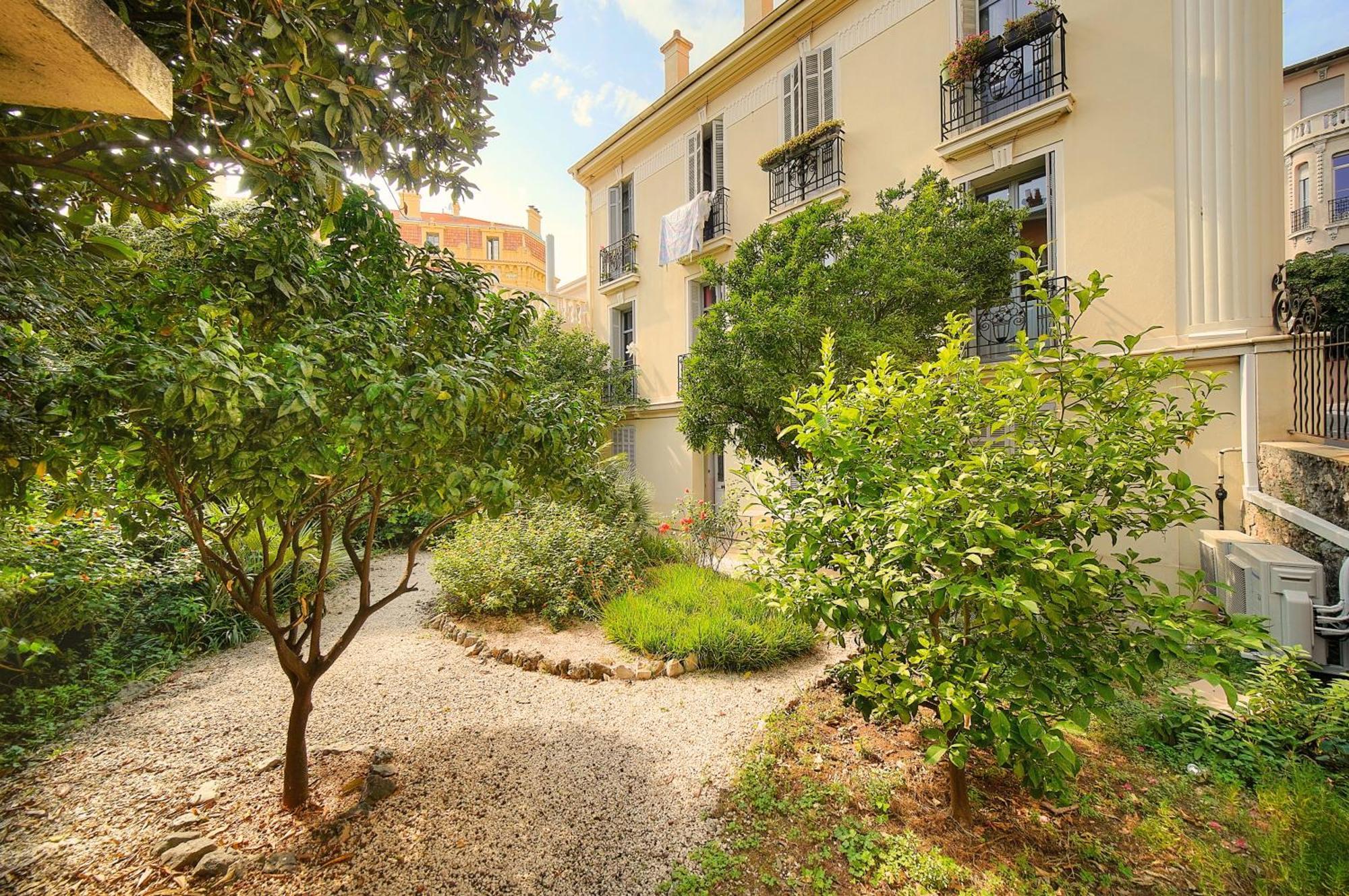 New 2 Bed 2 Bath Ac Palais 8 Min Walk *