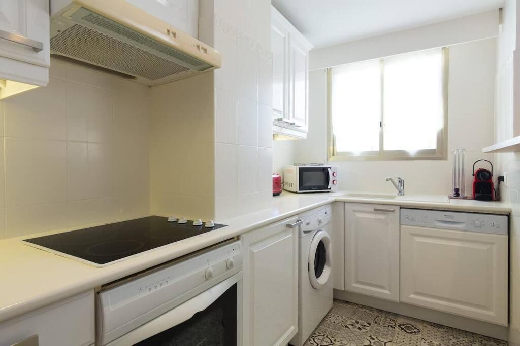 Appartement Le Corail Spacieux Avec Beau Et Ample Balcon, Au Centre, Ideal Pour Familles Et Petits Groupes *