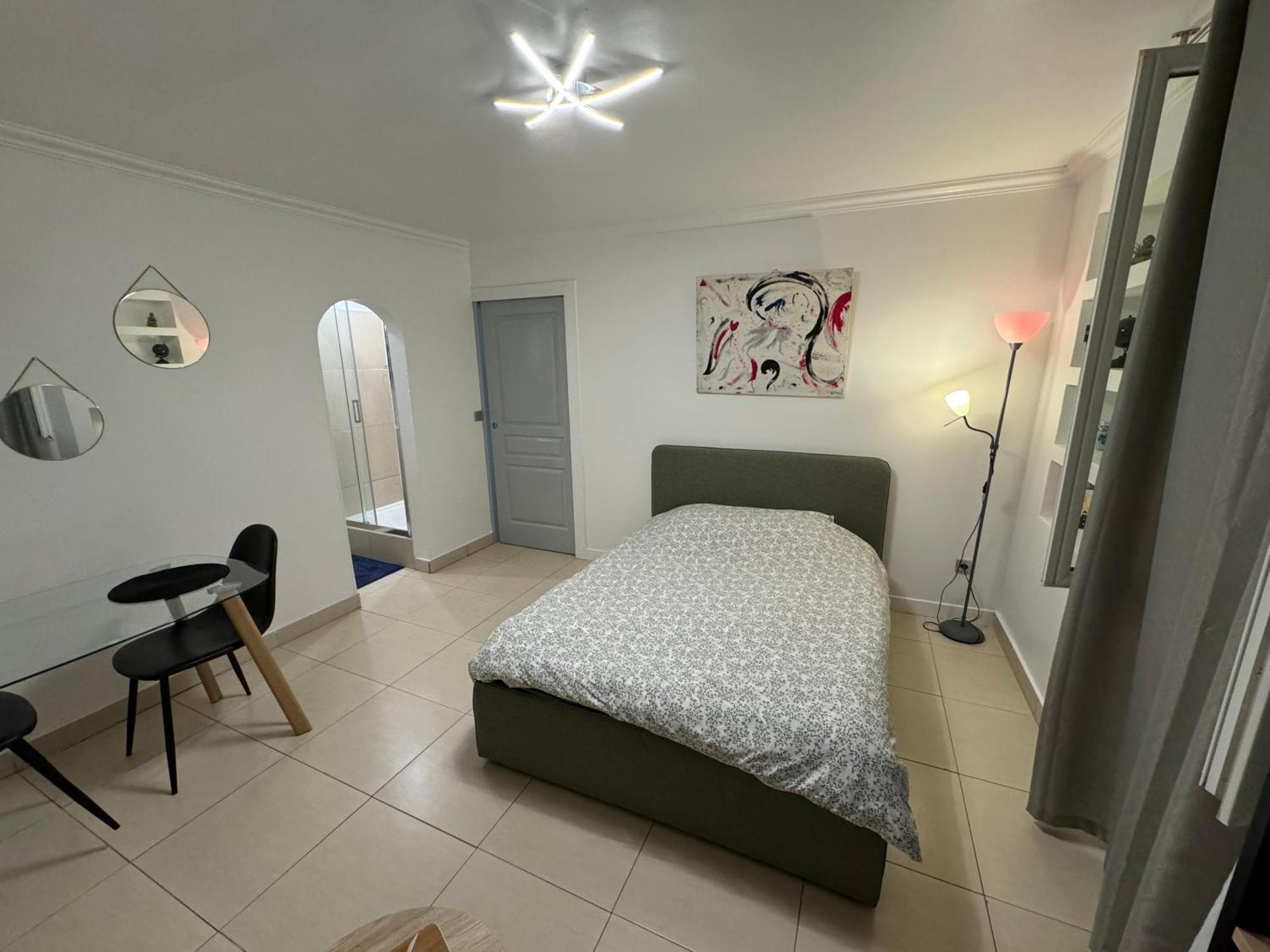Grand Studio, Parking Prive, Cuisine Separee *