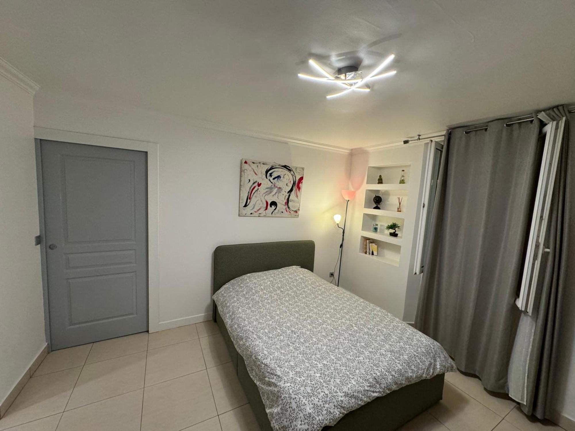 Grand Studio, Parking Prive, Cuisine Separee *