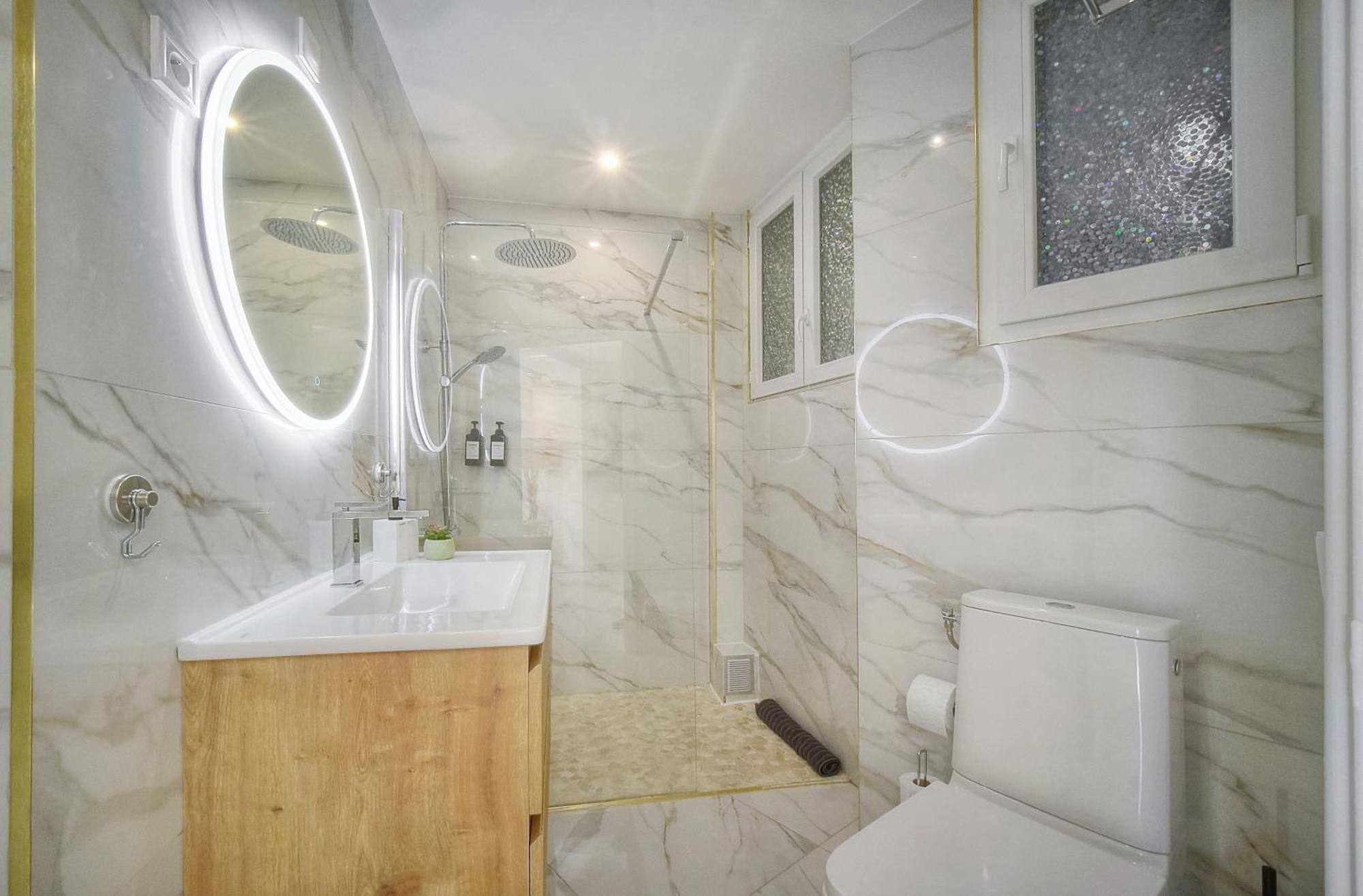 Apartment Seabatical By The Beach, 2bed And 2baths Cannes