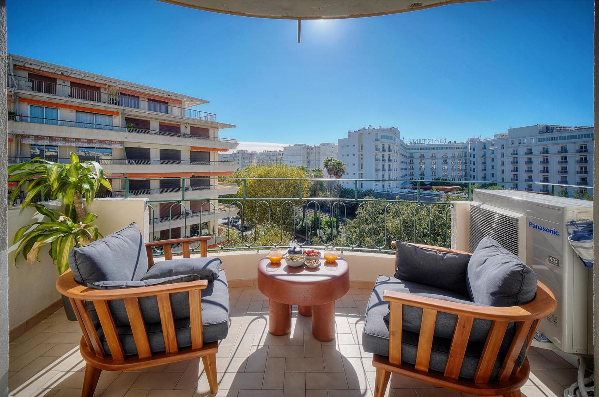 Seabatical By The Beach, 2bed And 2baths * Cannes