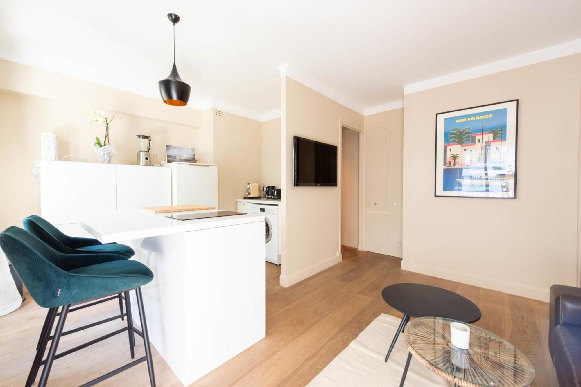 1-br Quiet Balcony Apartment Cannes