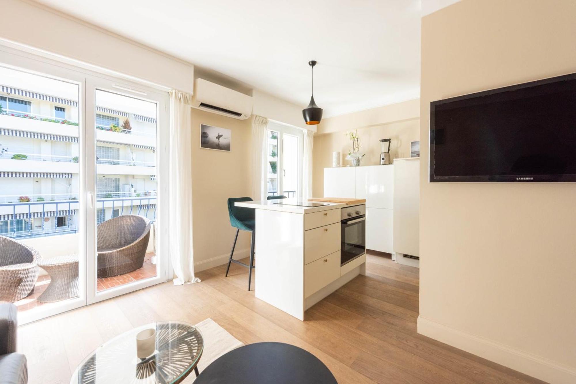 1-br Quiet Balcony Apartment *