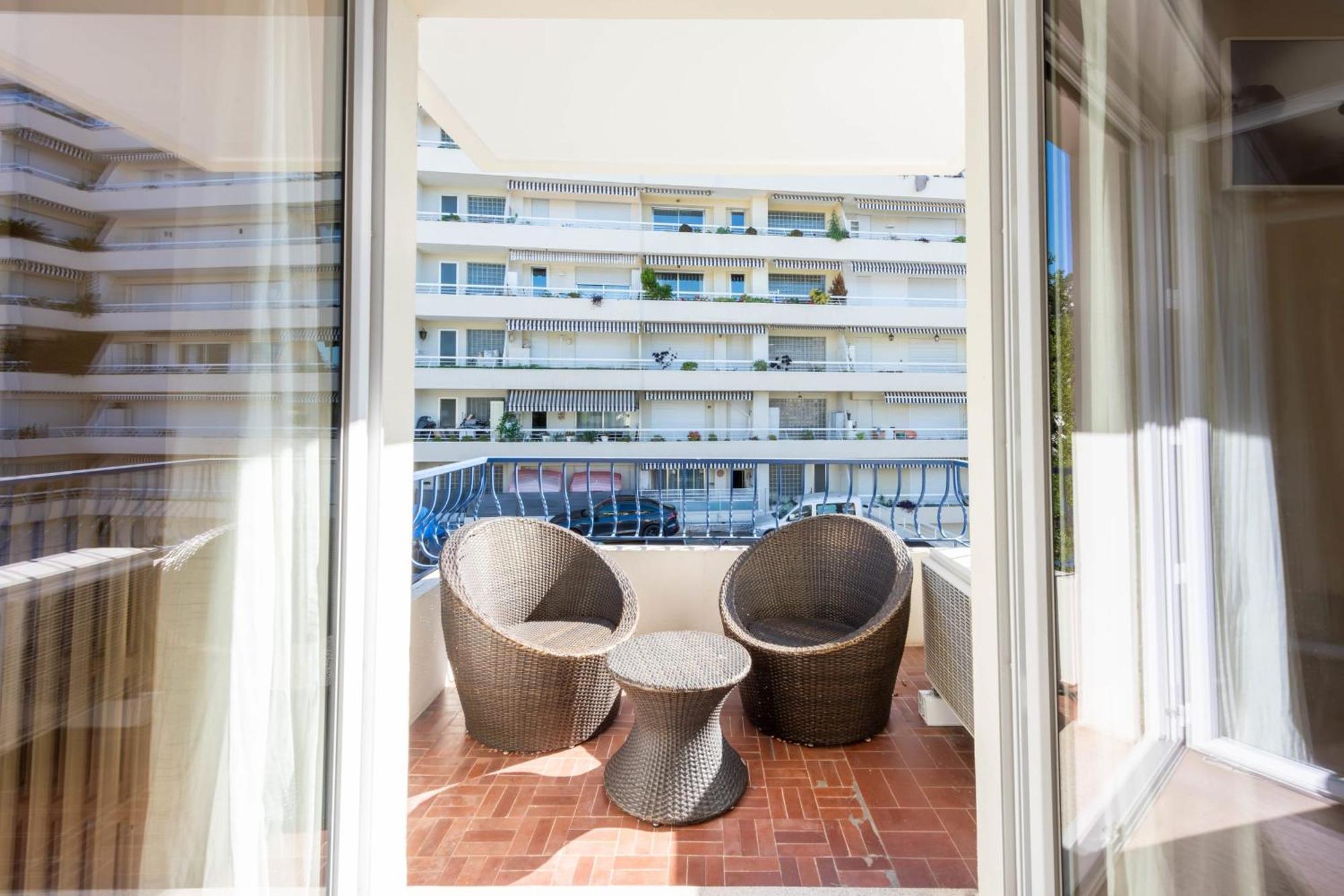 1-br Quiet Balcony Apartment