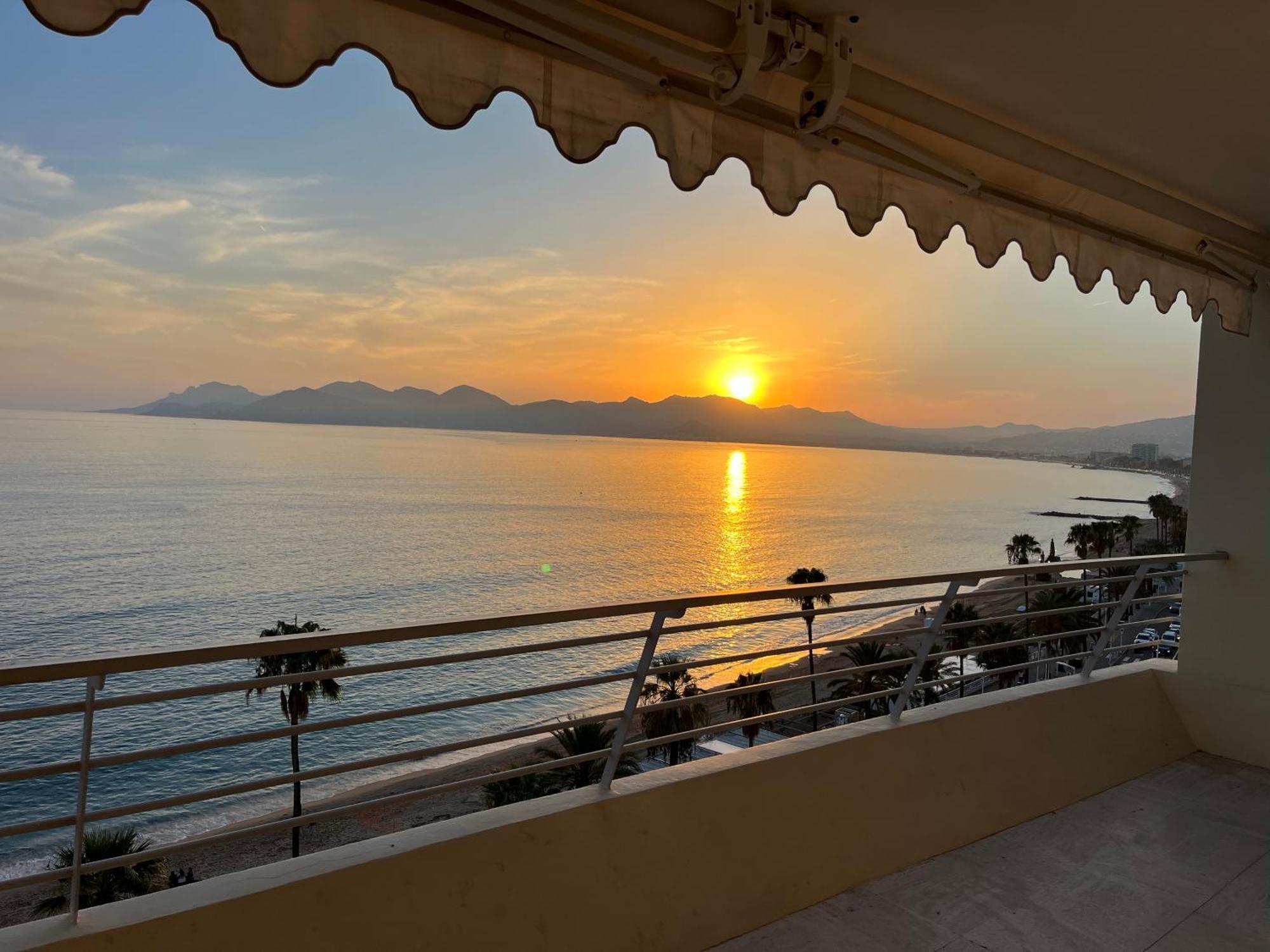 Amazing Sea View 2 Bedroom Front 303 Apartment