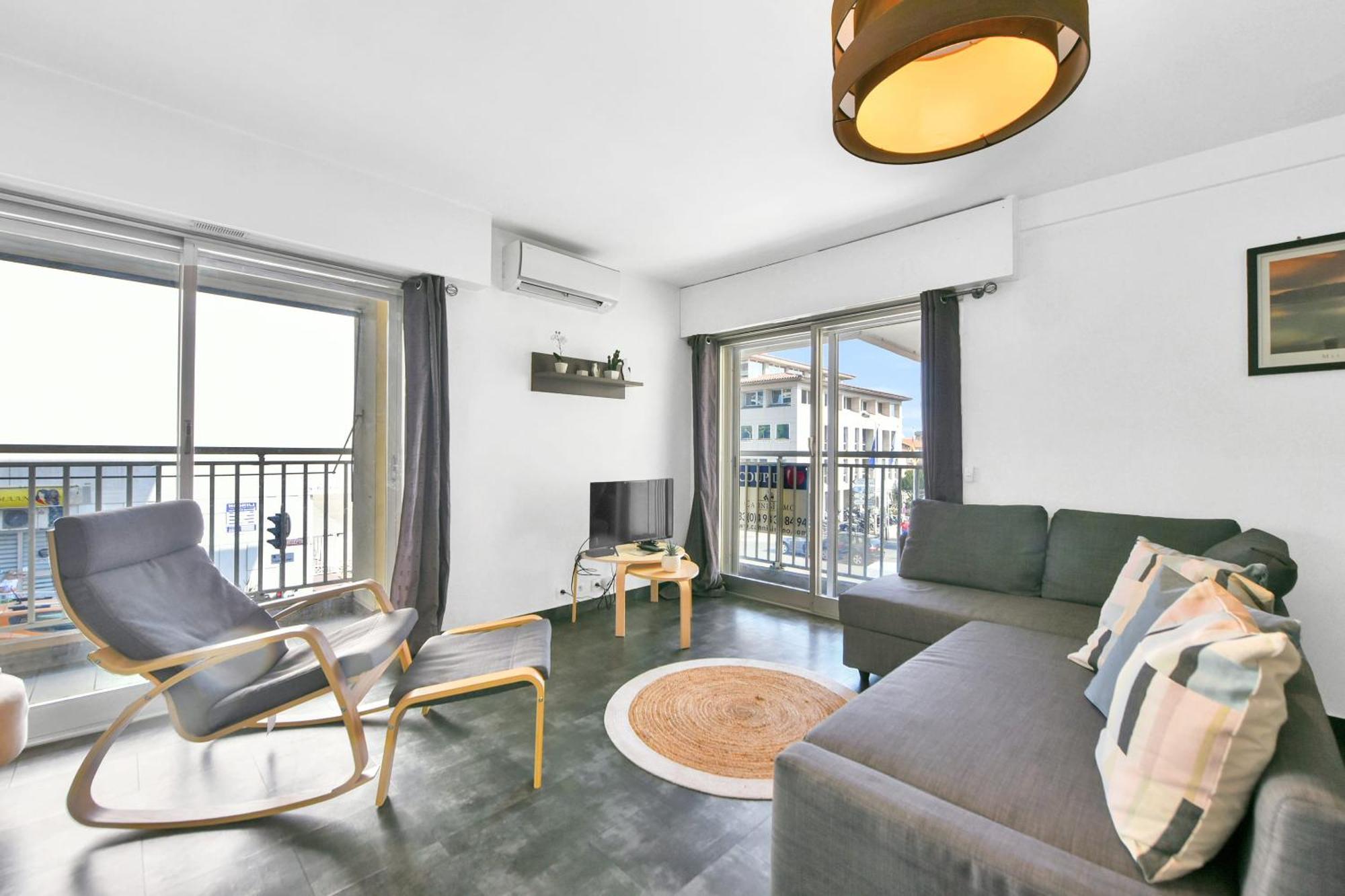 Le Versailles Plaisir Et Confort En Centre-ville, Pour Sejours En Famille Ou Business *