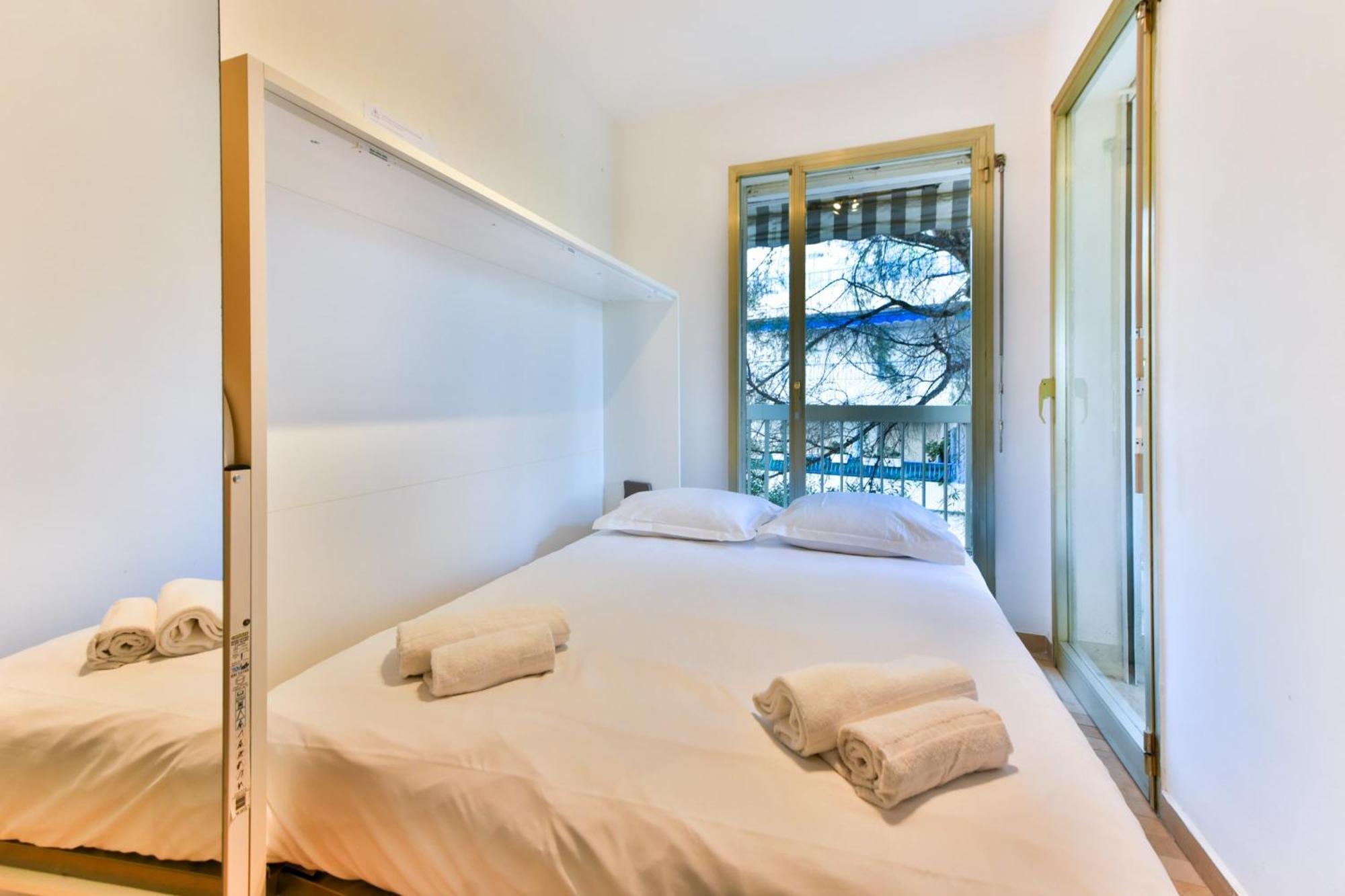 L'esterel Avec Grand Balcon Vue Apercu Et Piscine Cannes