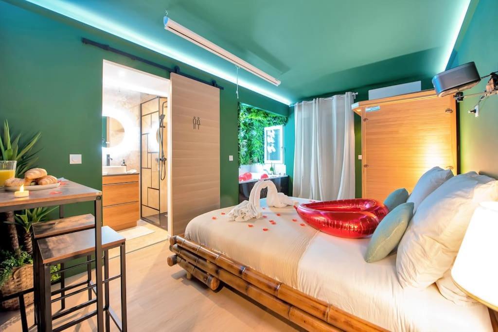 The Jungle - Jacuzzi, Sauna & Projector