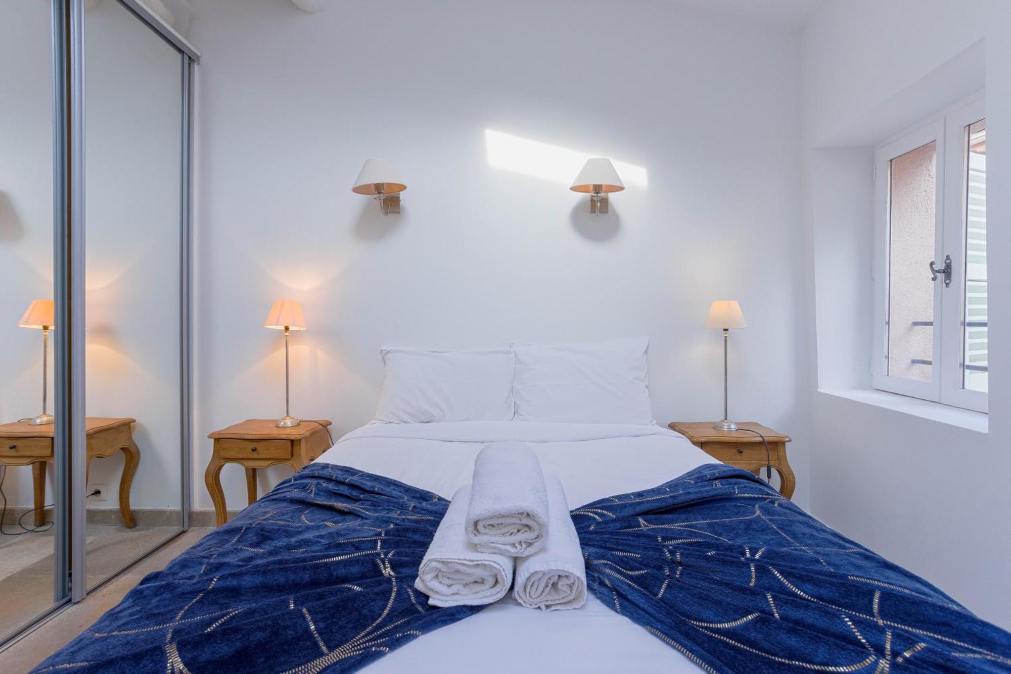 Apartment Maison Julia- Triplex Avec Rooftop Terrasse Vue Sur Et Cathedrale, 10 Mins A Pieds Du Palais Et Plages *