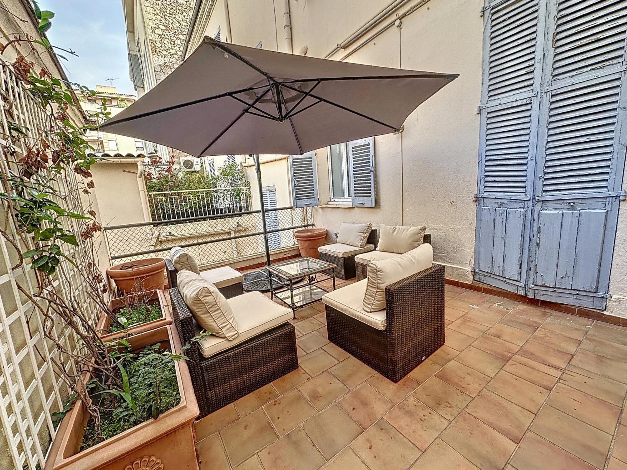 Beautiful 2 Bedroom Bourgeois Style Antibes 333 *