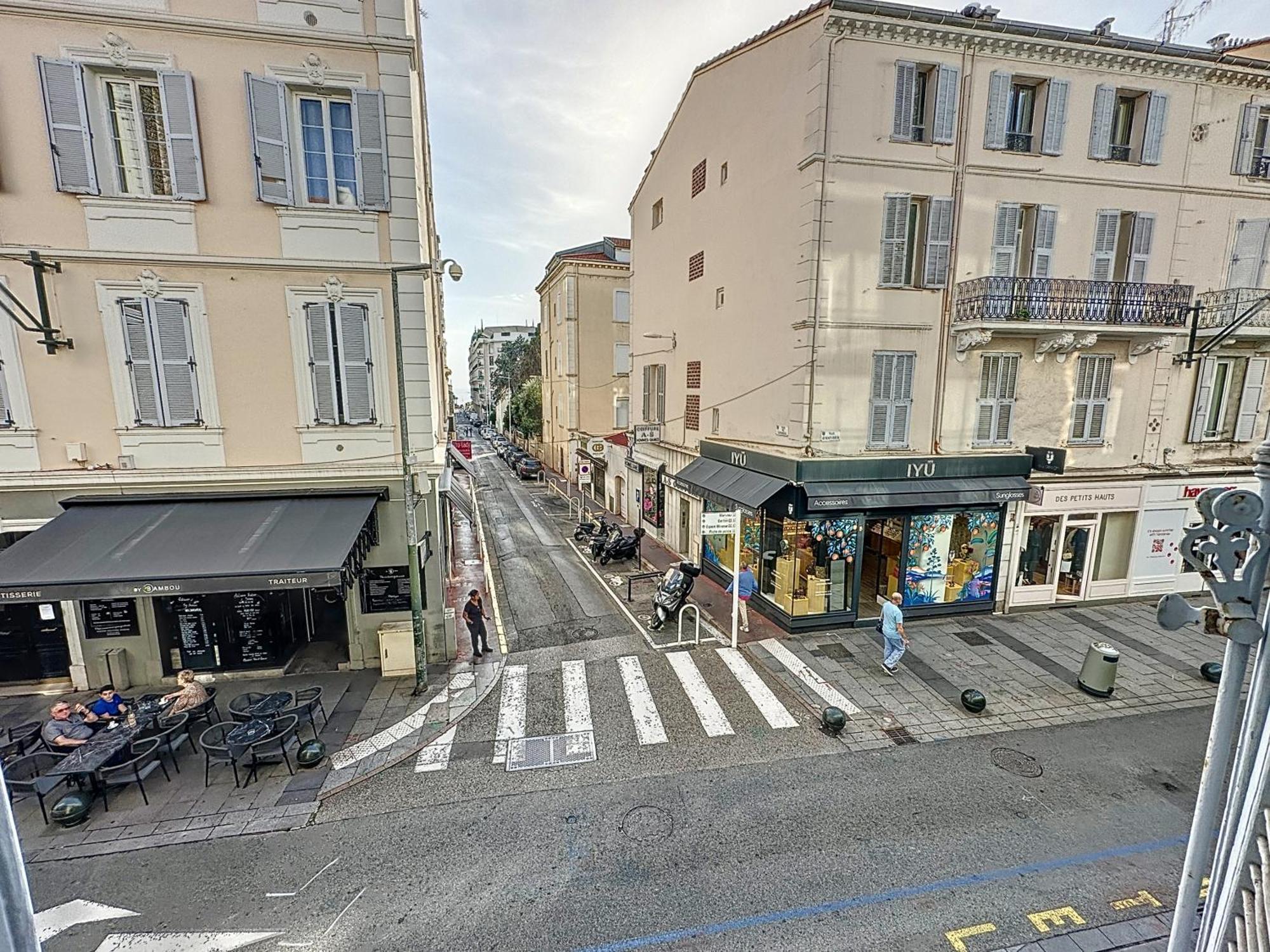 Beautiful 2 Bedroom Bourgeois Style Antibes 333 Apartment *