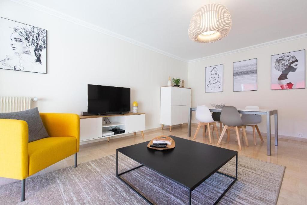 Le Corail Spacieux Avec Beau Et Ample Balcon, Au Centre, Ideal Pour Familles Et Petits Groupes