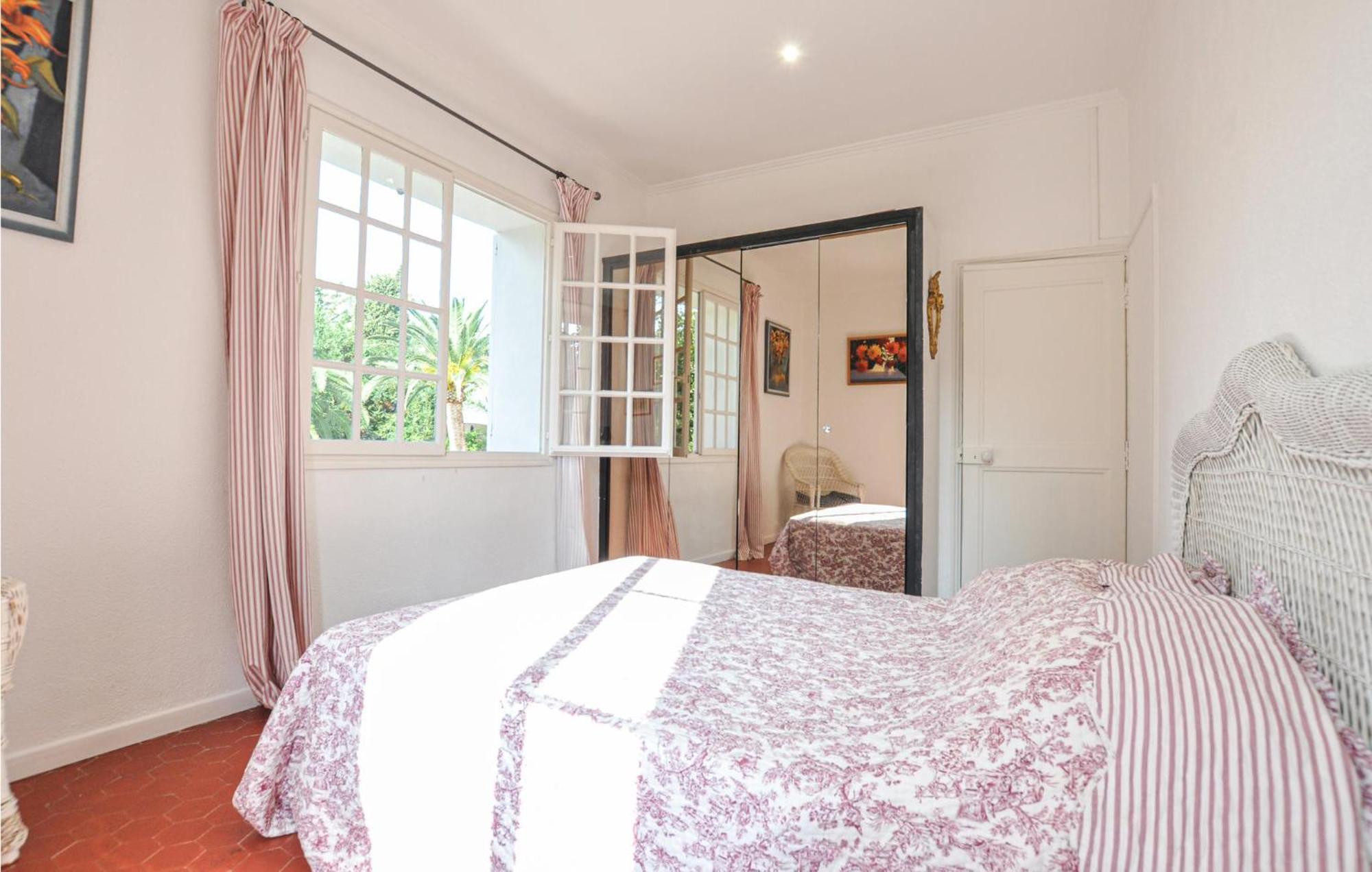 Beautiful In With Kitchen Holiday home