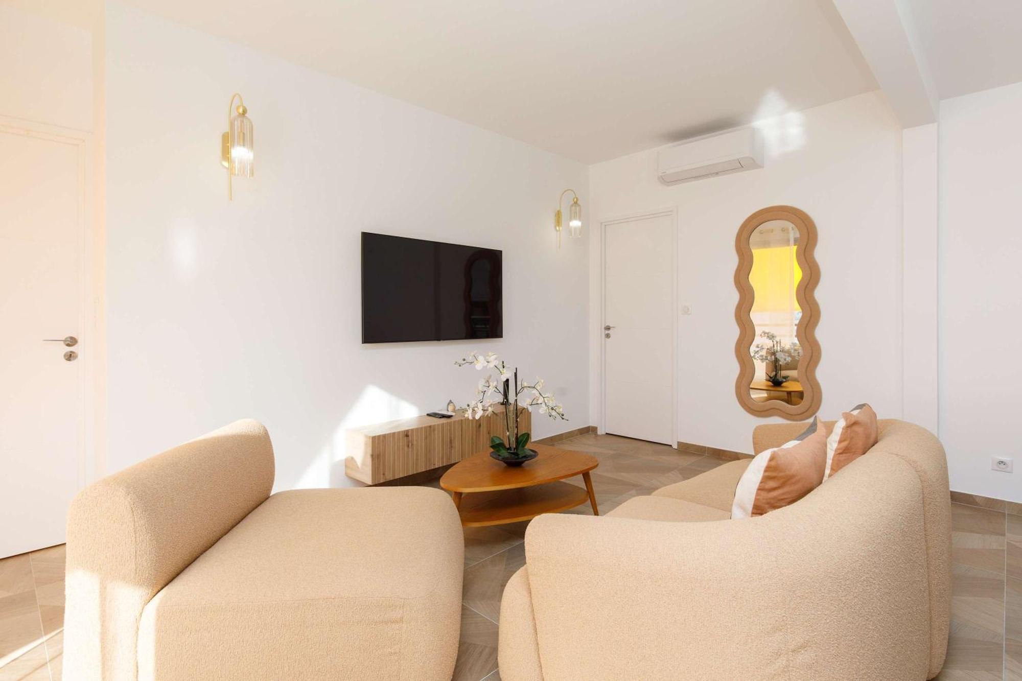 Carlton Area Lux 2 Beds 2 Baths Apartment